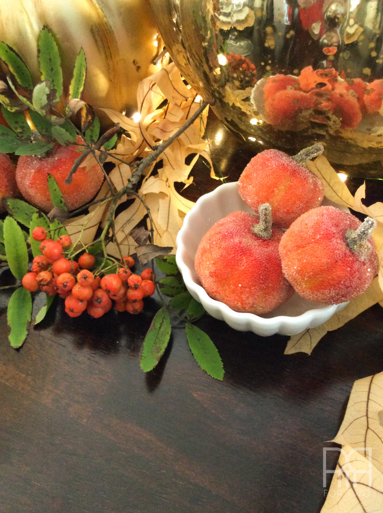 thanksgiving table decor with pumpkins