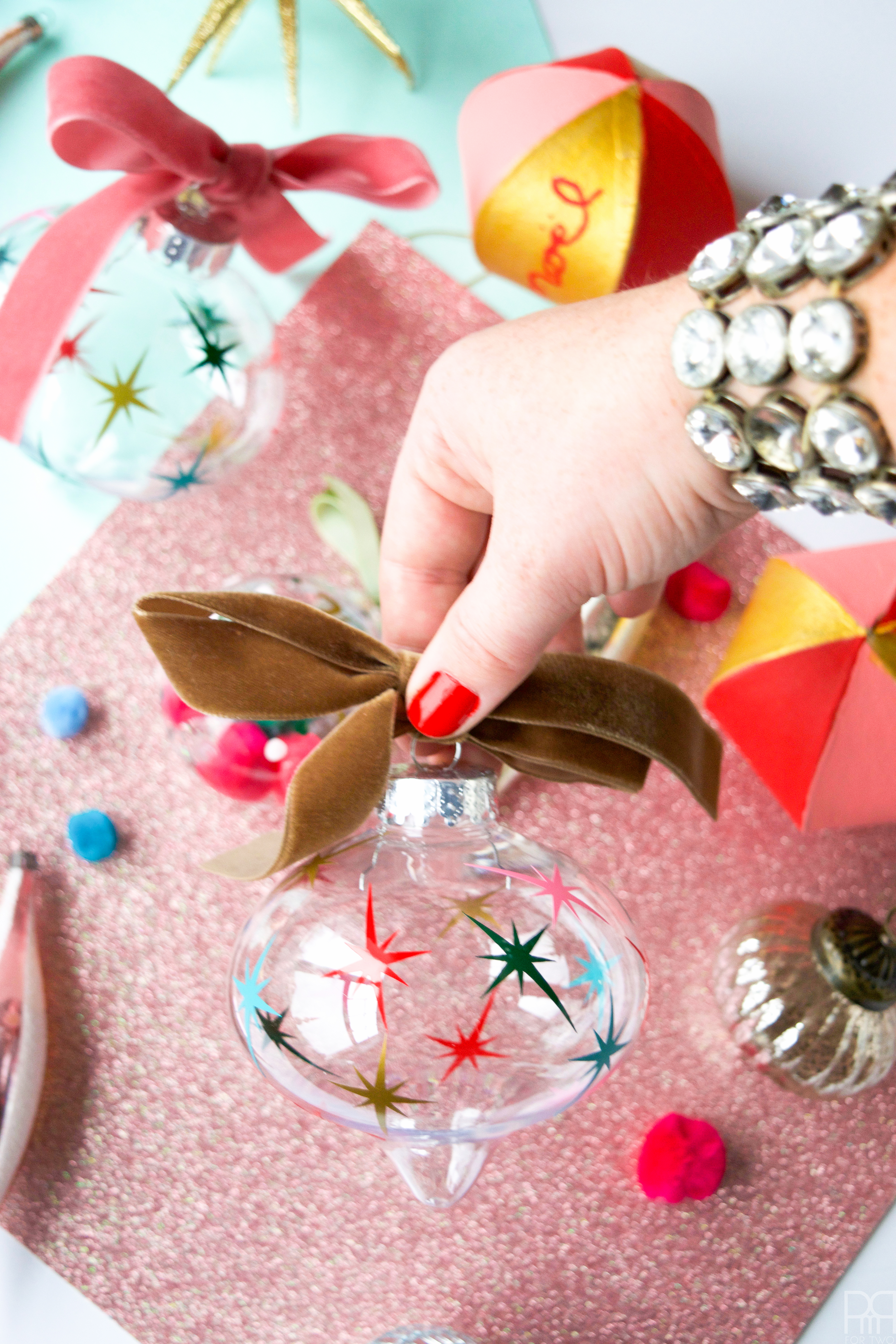 Create a vintage MCM style ornament using your Cricut and some vinyl #starburst #vintage #mcmornament