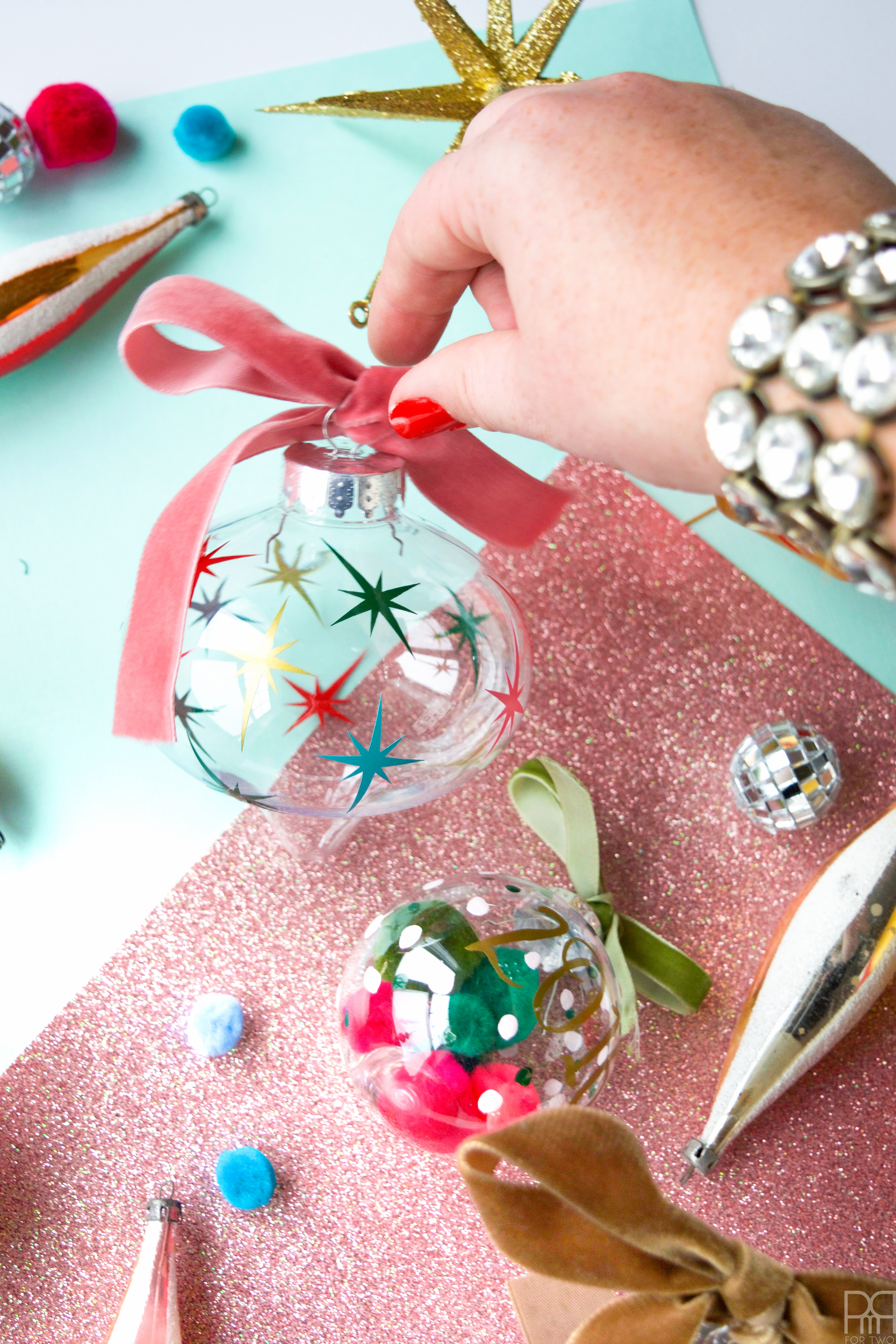 Create a vintage MCM style ornament using your Cricut and some vinyl #starburst #vintage #mcmornament