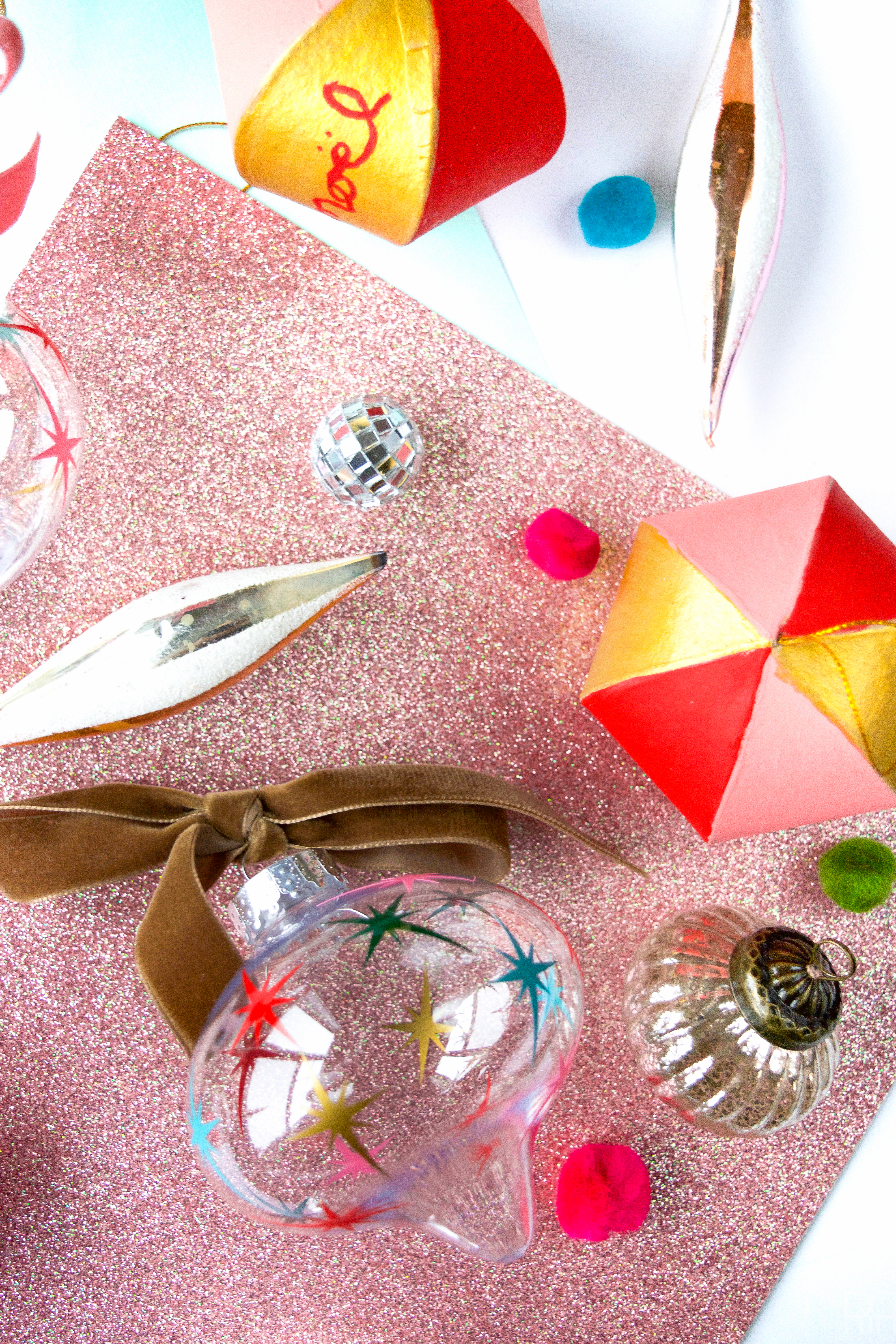 Create a vintage MCM style ornament using your Cricut and some vinyl #starburst #vintage #mcmornament