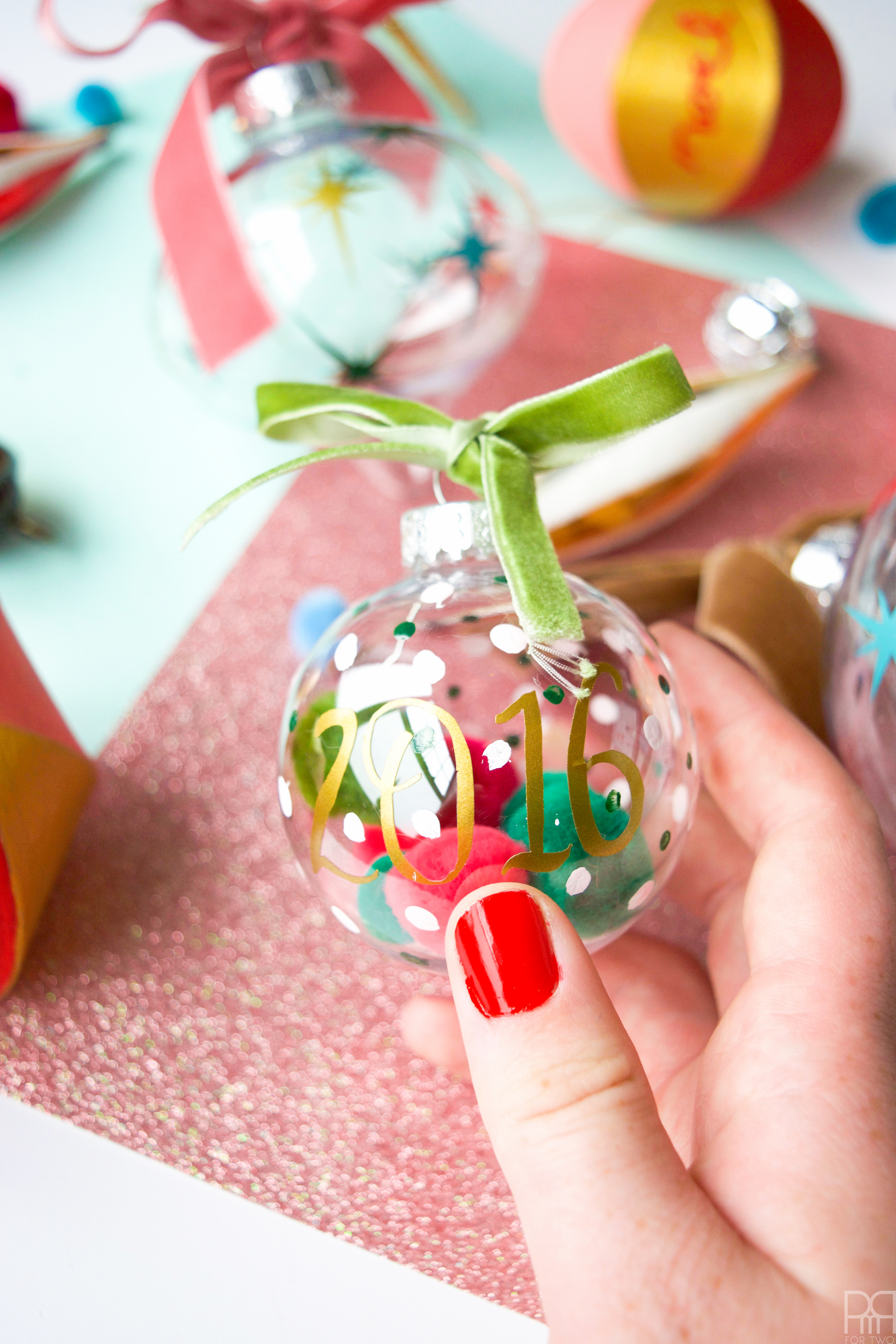 Create a vintage MCM style ornament using your Cricut and some vinyl #starburst #vintage #mcmornament