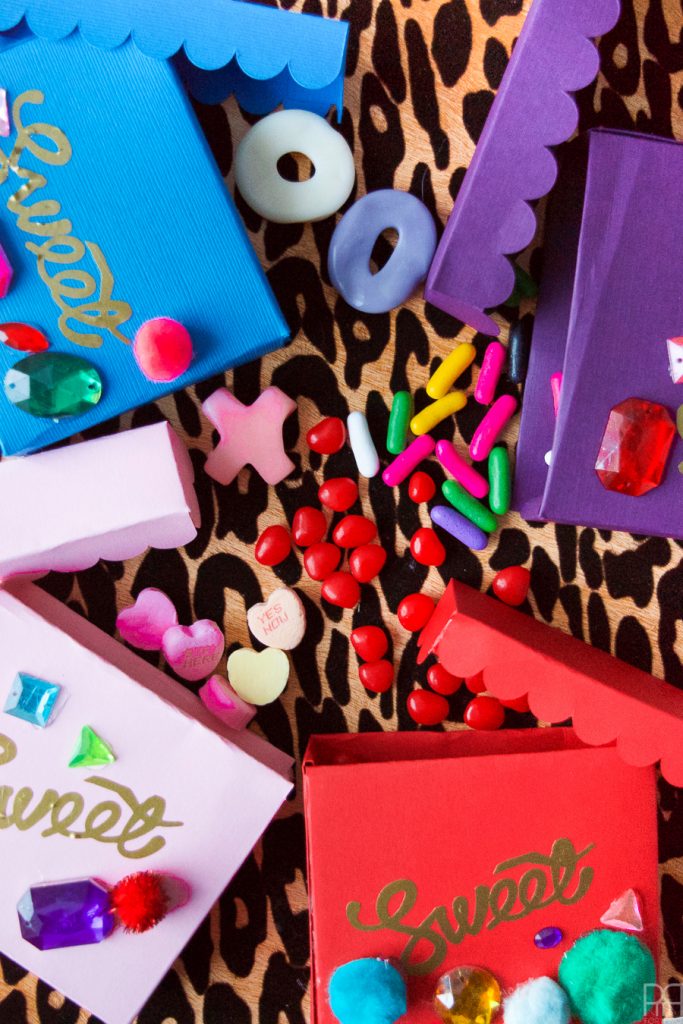 Make these cute candy boxes to hold all kinds of sweet treats for Valentine's Day. You can make them in any size or colour using your Cricut