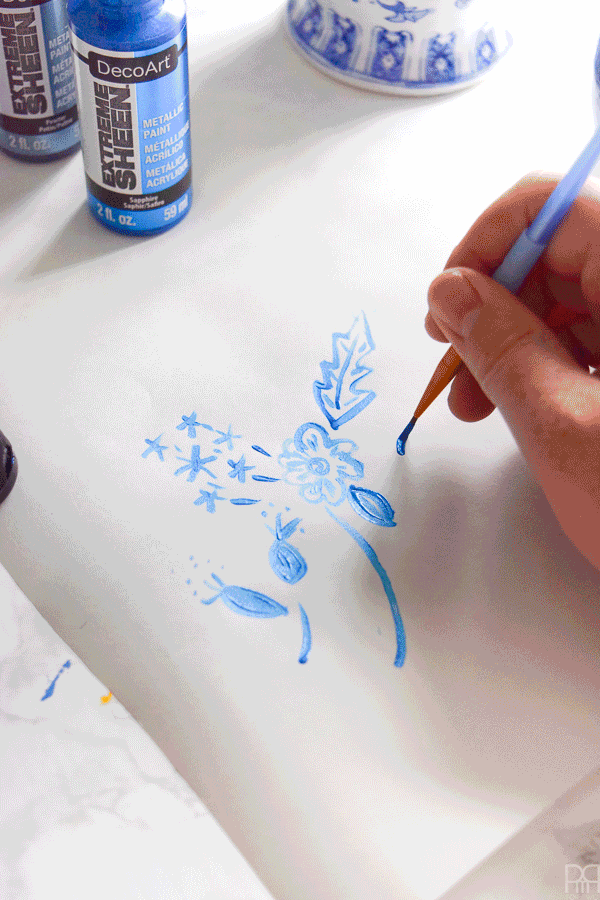 Painting your own chinoiserie pattern is easier than ever with my visual guide to chinoiserie florals in a few easy brush strokes.