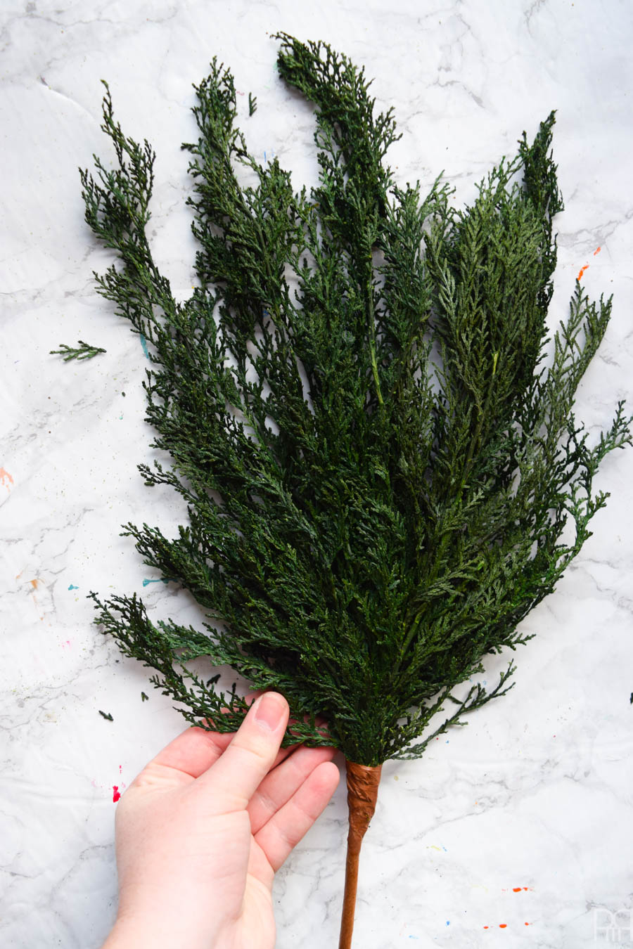 Create perfect Juniper Berry Christmas Swags using Afloral stems and ornaments. They're the perfect decor for your kitchen or bathroom, and don't take up as much room as a wreath.