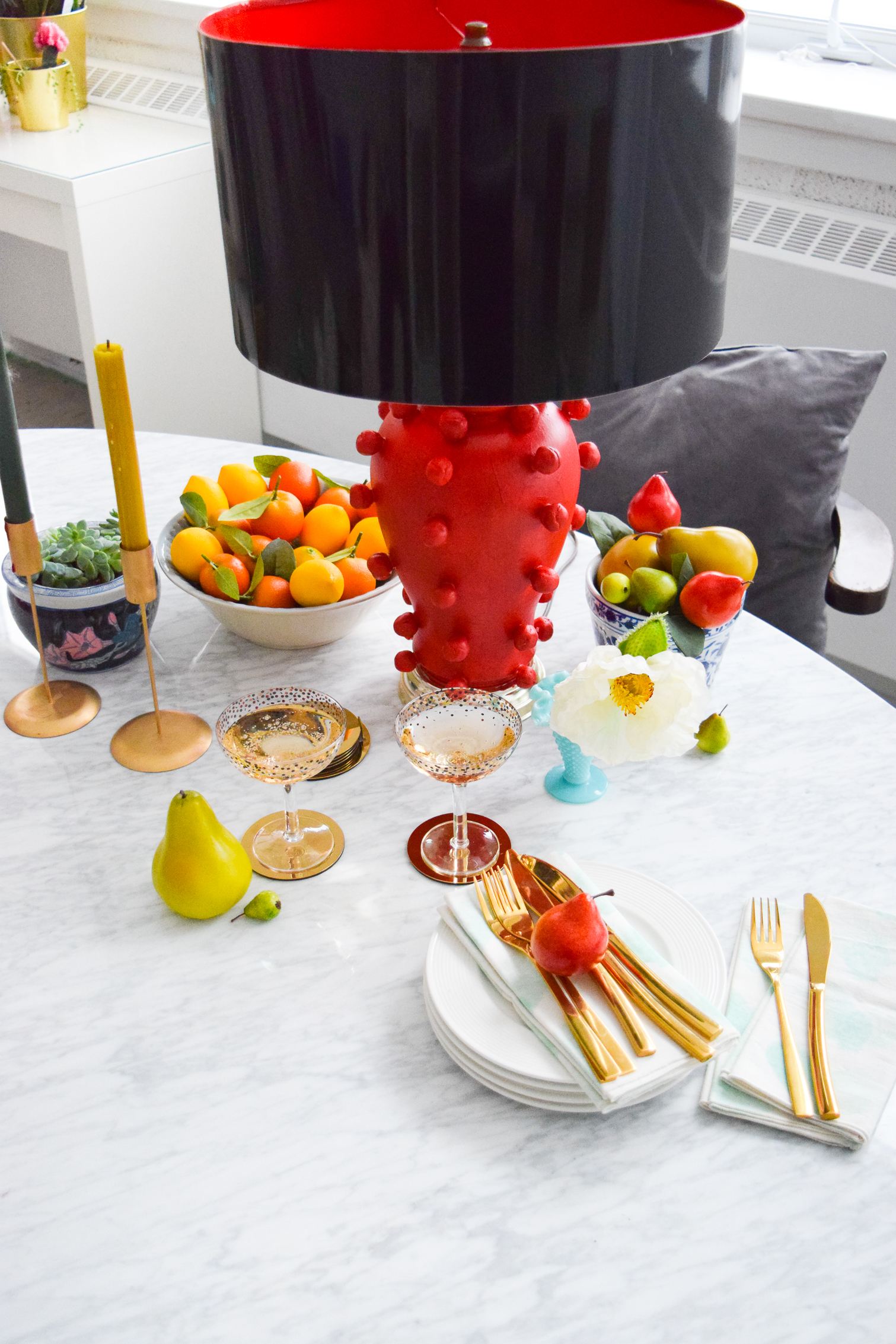 Bring some drama to your lighting situation with this DIY Kelly Wearstler Lamp. Upcycle an old lamp with air dry clay, and make one to amp up your decor. You can make it in any colour you want as long you've got the paint!