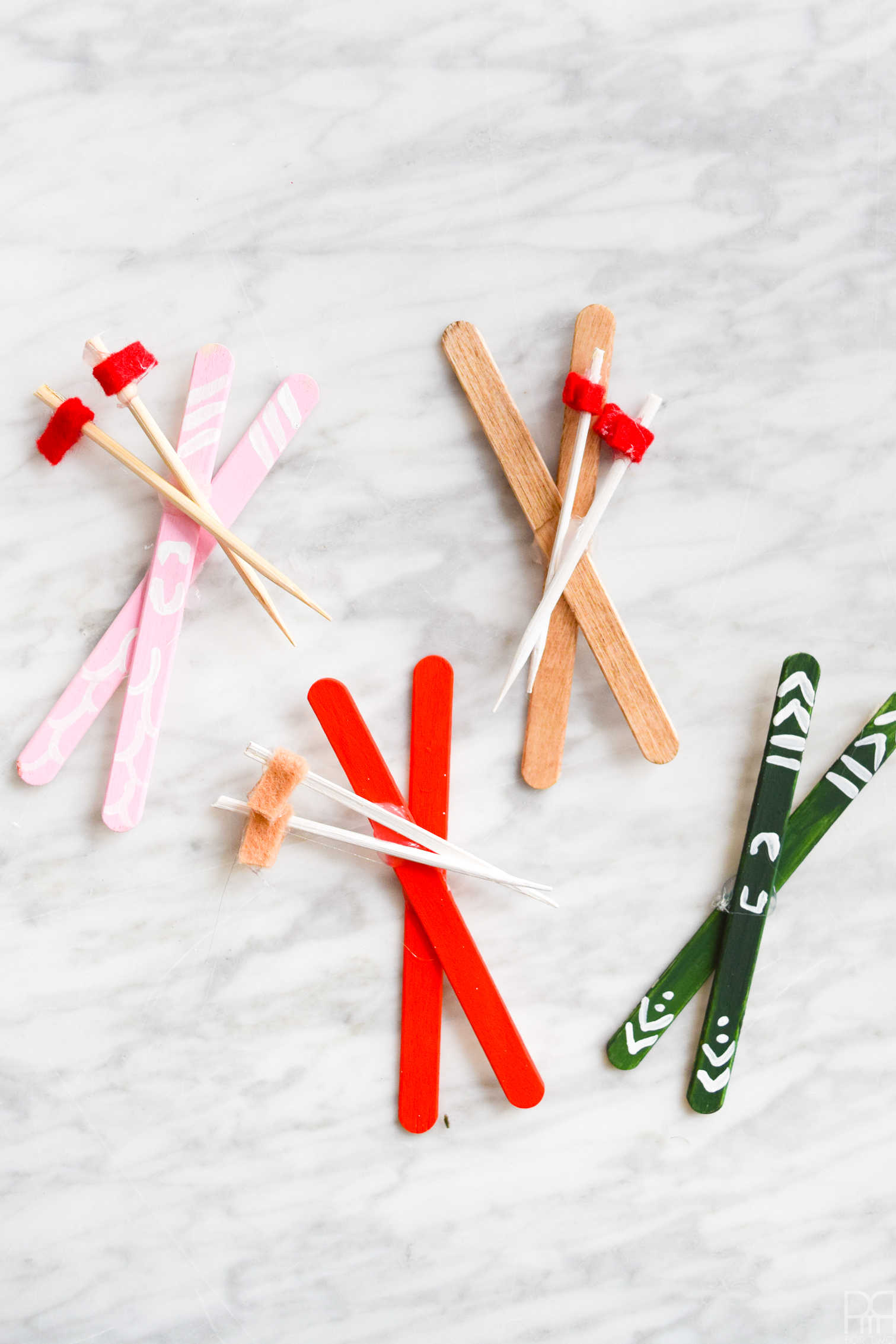 DIY Popsicle Skis are kind of the easiest craft out there, but it's worth checking out how I made my garland and food picks / swizzle sticks, so that all your winter decor needs are met ;)