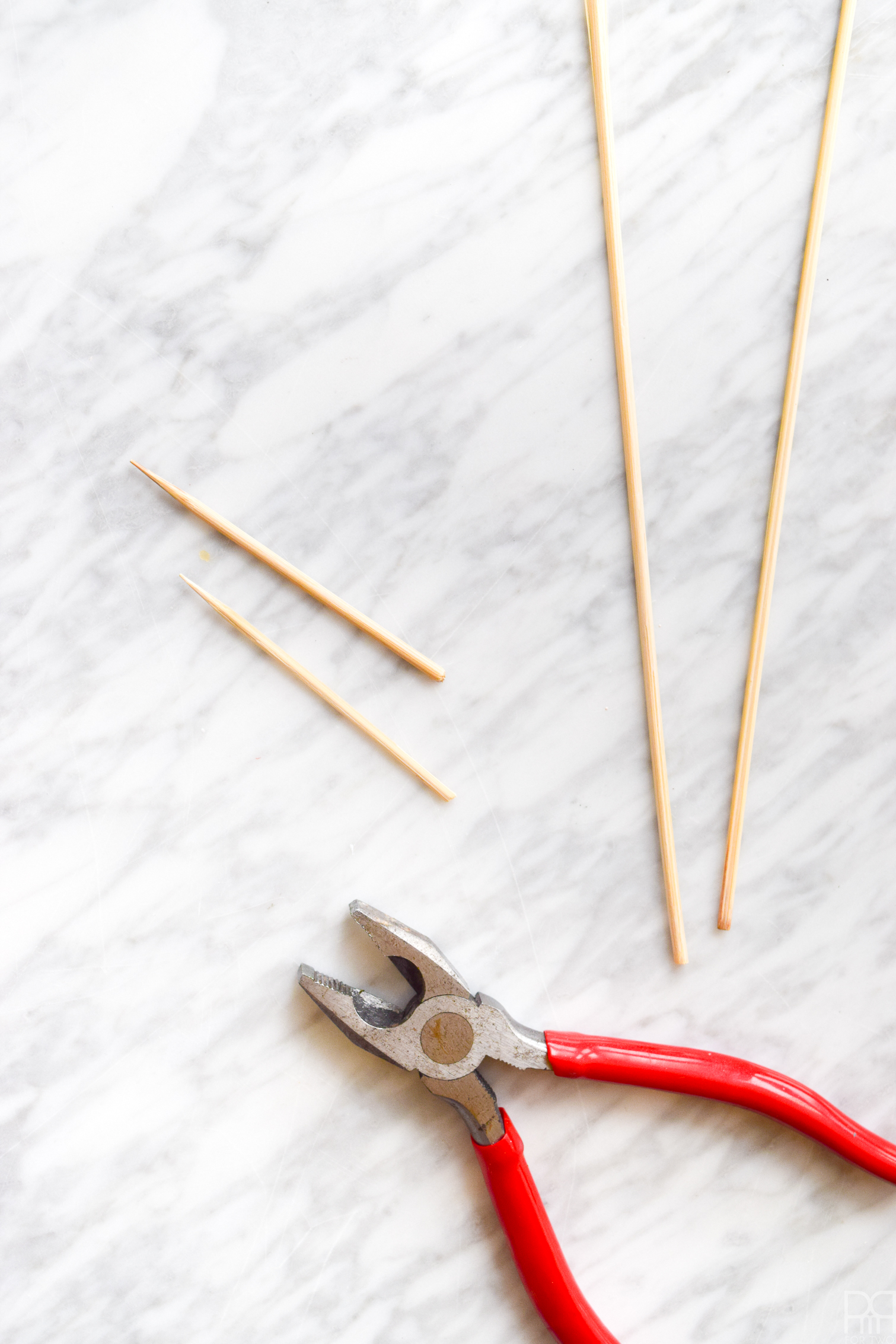 DIY Popsicle Skis are kind of the easiest craft out there, but it's worth checking out how I made my garland and food picks / swizzle sticks, so that all your winter decor needs are met ;)