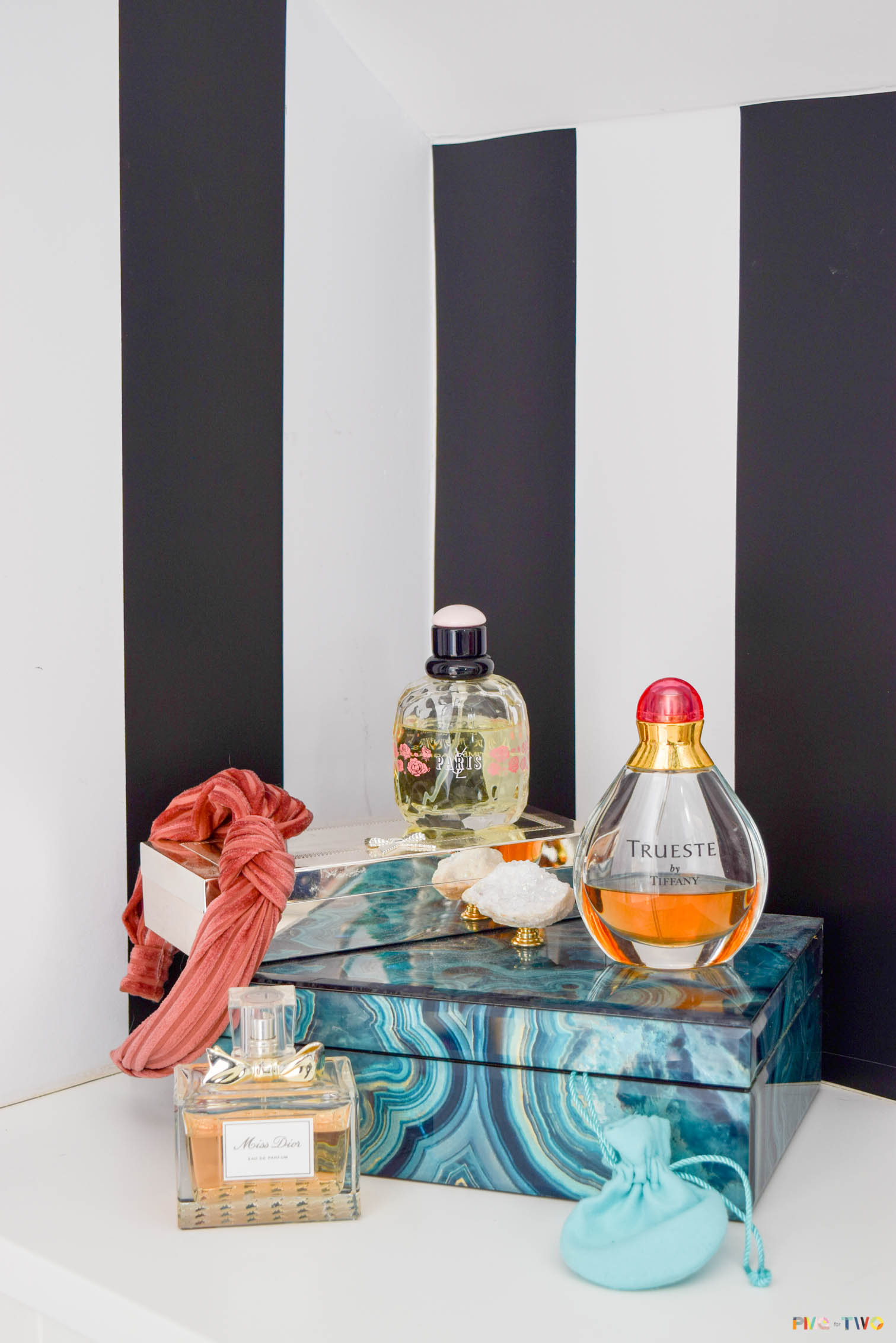 Bring a little razzle dazzle to your bathroom with this Kate Spade inspired powder room makevoer. With the right accessories - all is transformed. Grab yourself some removable wallpaper to create vertical black and white stripes, an articulated sconce for sexy lighting, and tons of great brass hardware are the key to this space.