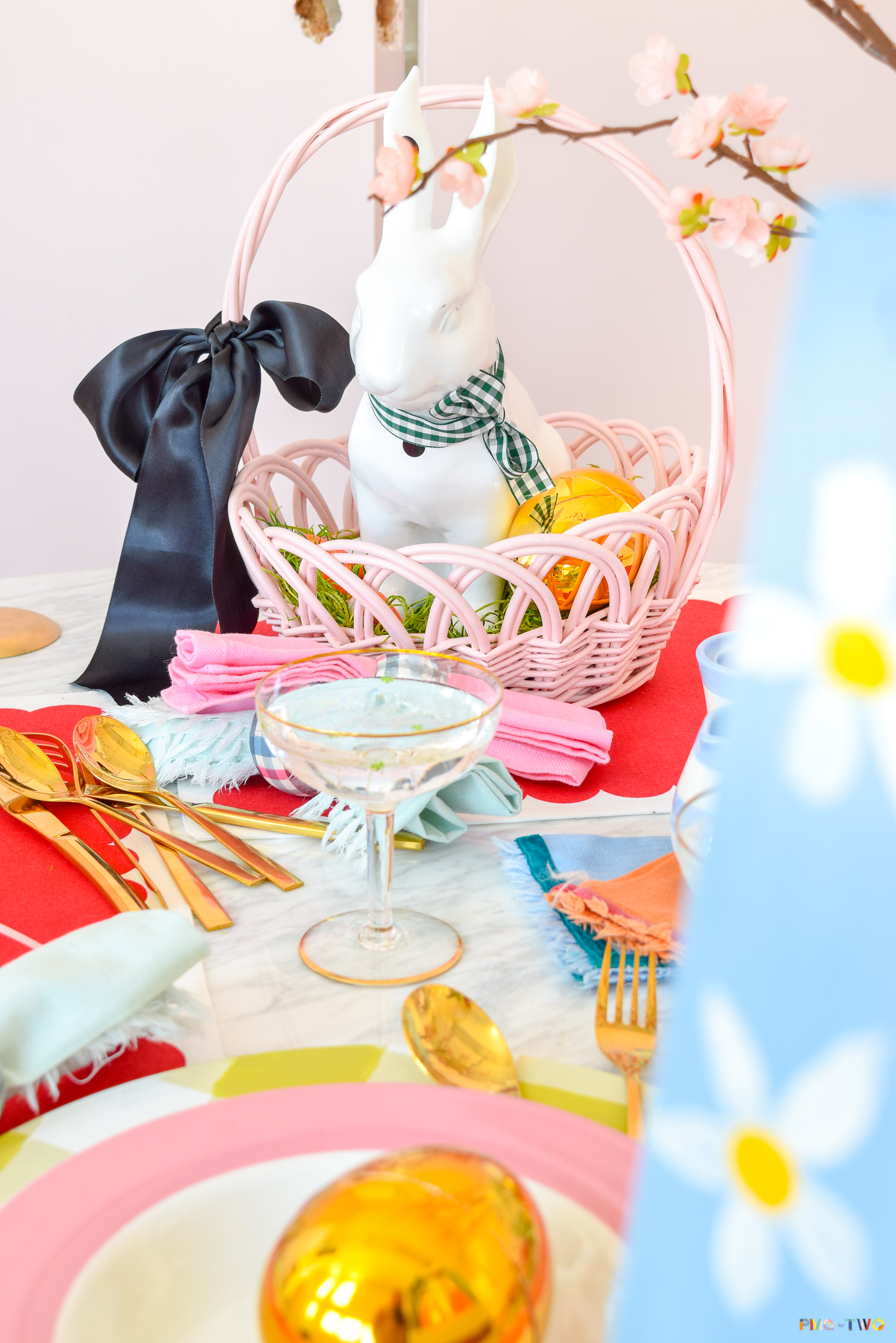 Create a bold scene this easter with a Kate Spade Inspired Easter Tablescape. Colour, pattern, & painted DIYs make this tablescape perfect for spring. 