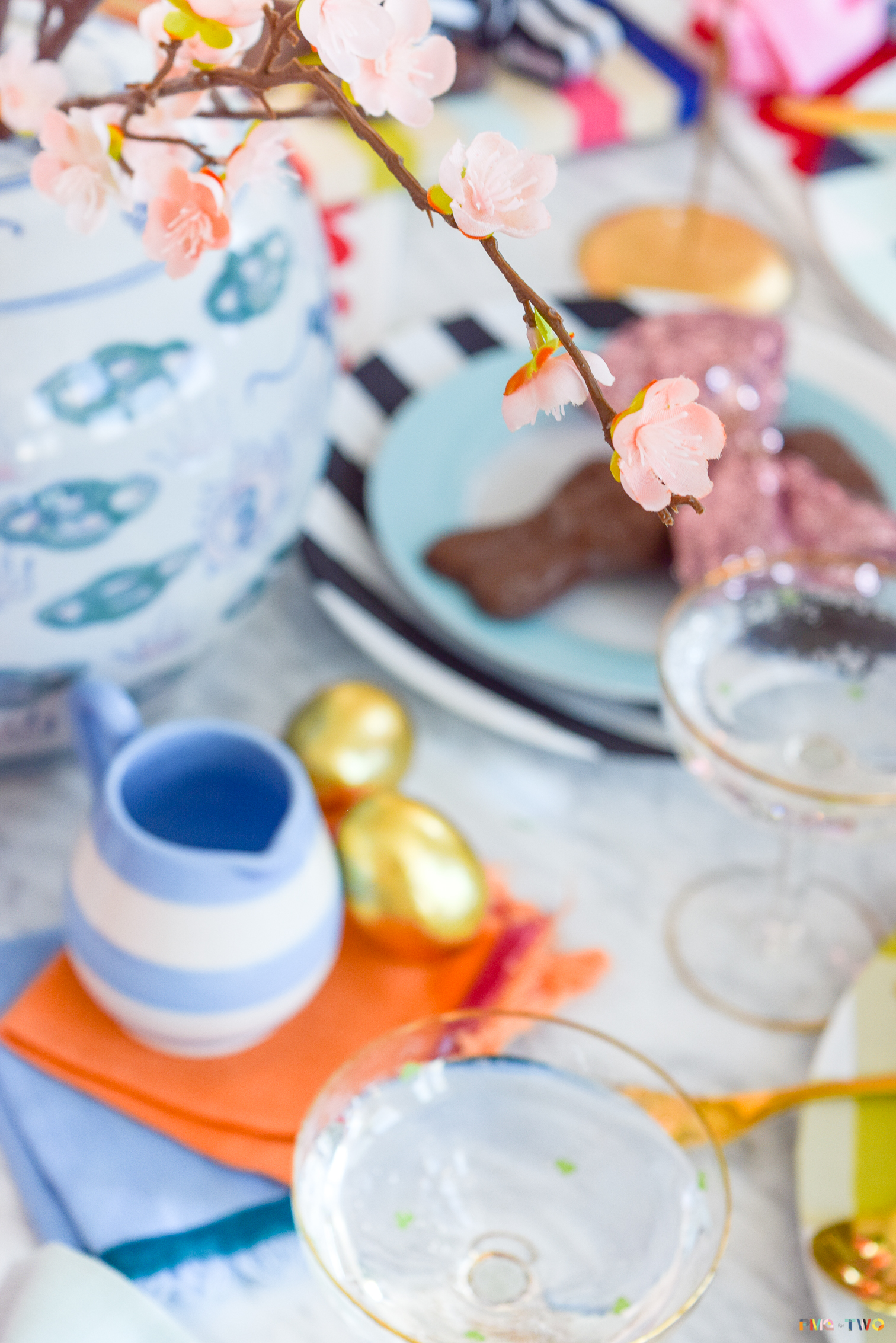 Create a bold scene this easter with a Kate Spade Inspired Easter Tablescape. Colour, pattern, & painted DIYs make this tablescape perfect for spring. 
