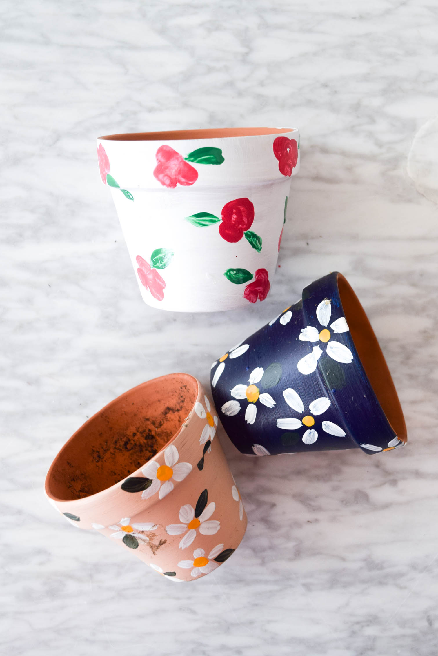 Colour Blocked Planters totally inspired by Kate Spade's glam floral prints and classic colours. By using DecoArt's line of outdoor paints you'll be able to move them outdoors once the weather changes.