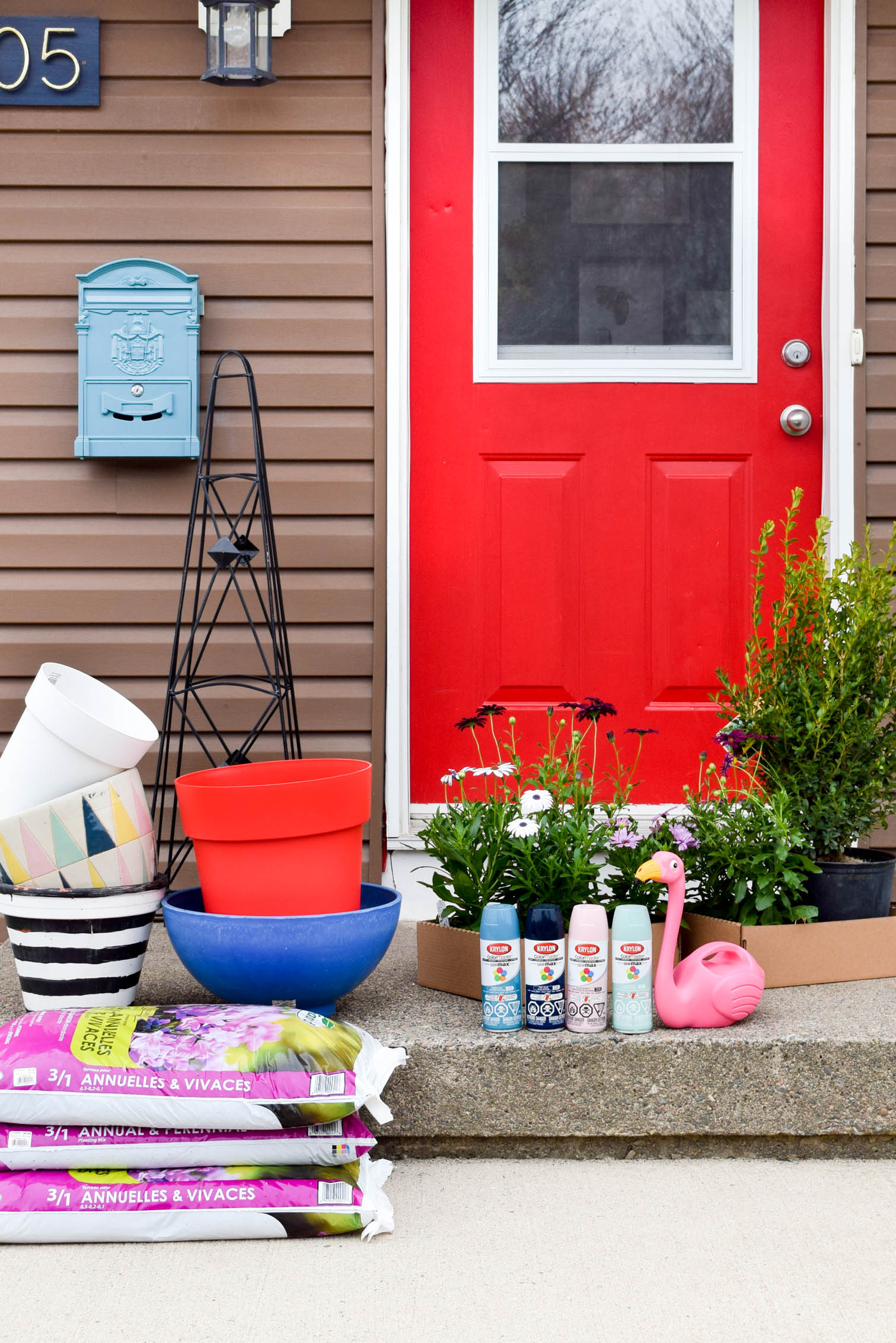 Create the colour coordinated front porch situation of your dreams with DIY spray painted striped planters using the Krylon & Tiffany Pratt colour collection.