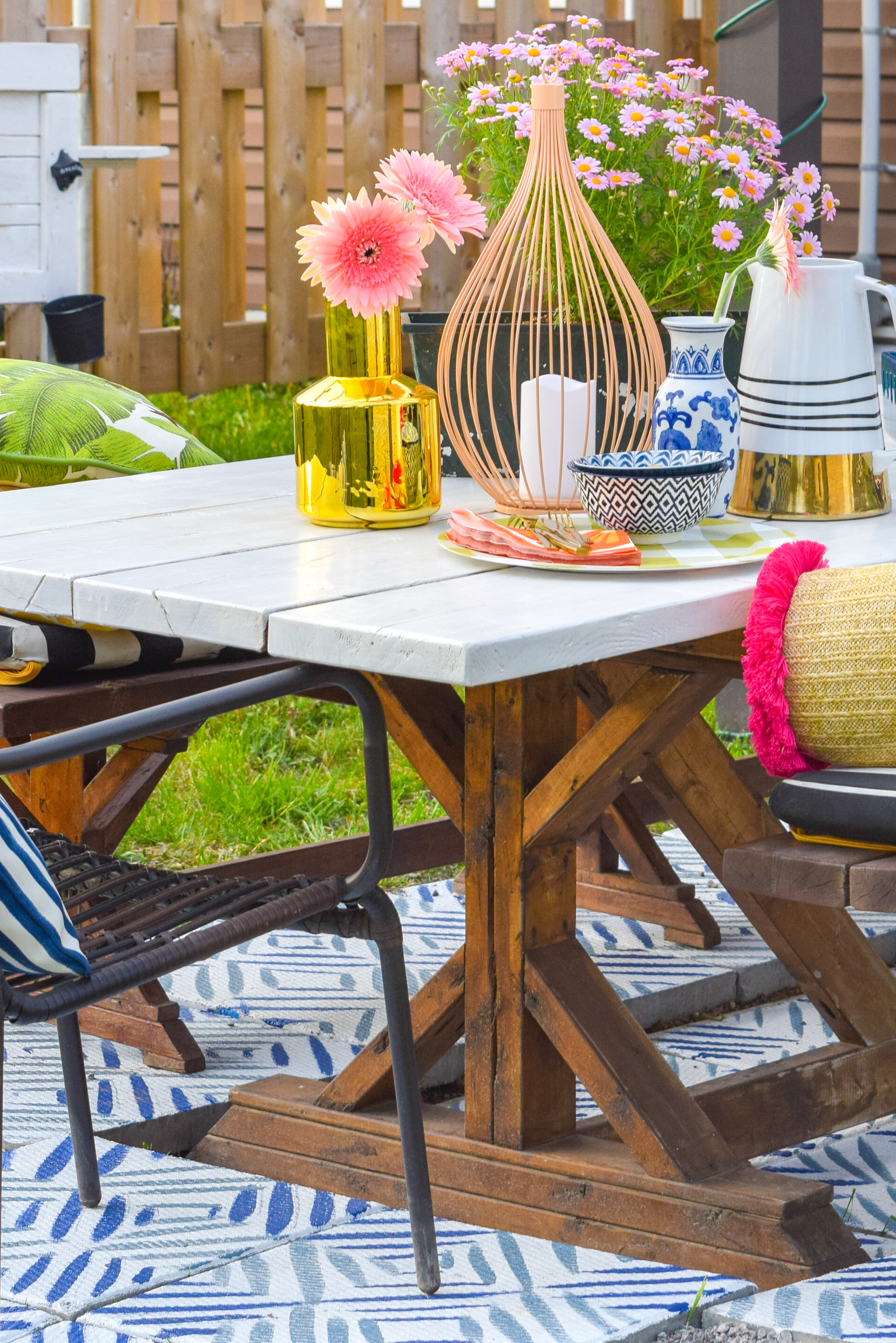 Looking for a renter friendly update to your backyard in time for summer? Try painted some cement pavers to look like patio tiles, using Decoart's Curb Appeal line of paints.