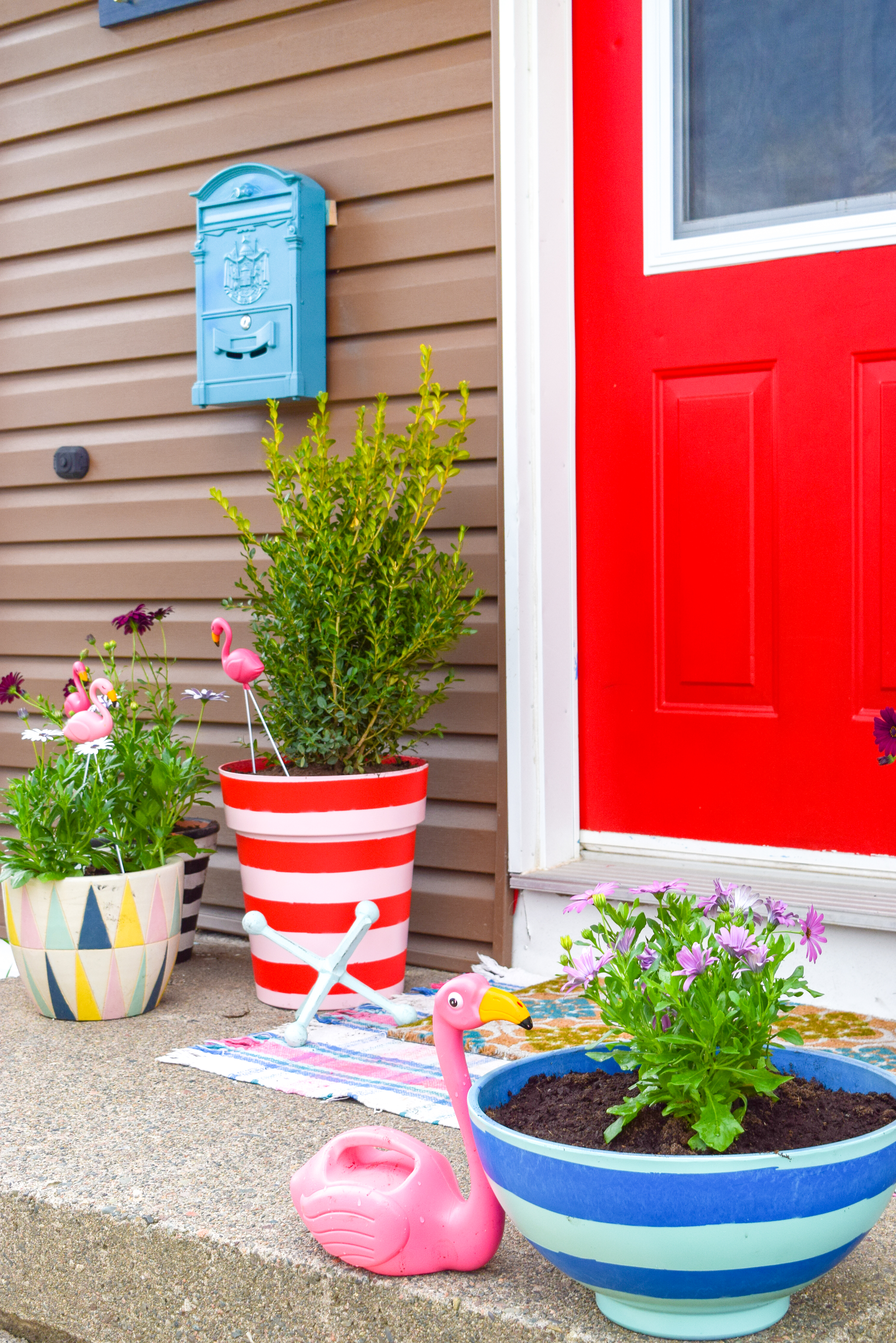 Create the colour coordinated front porch situation of your dreams with DIY spray painted striped planters using the Krylon & Tiffany Pratt colour collection.