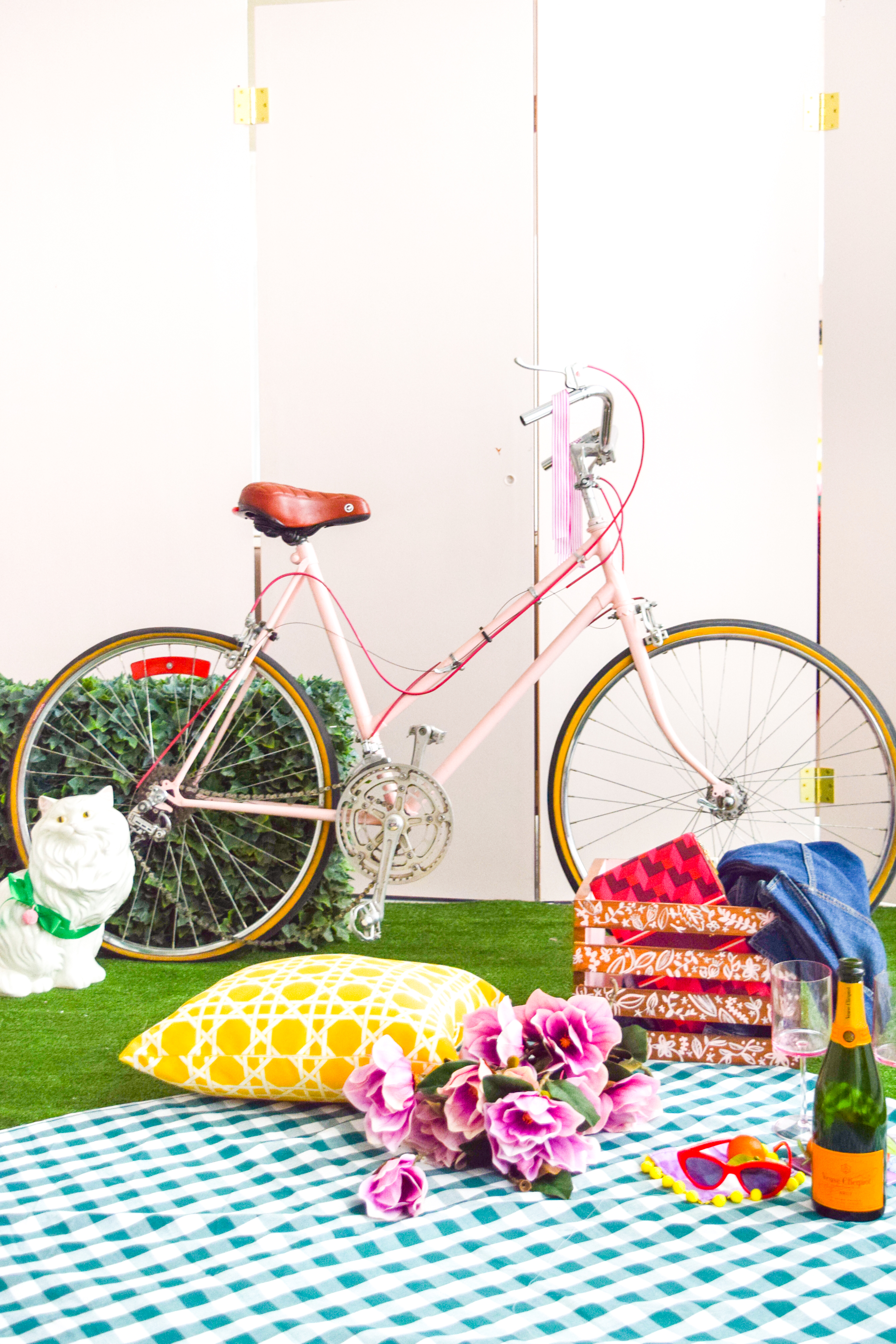 Get your summer bike situation sorted with this DIY Bike Picnic Crate. I transformed a wooden crate using some wood stain, paint and old belts! You can do the same too, just come grab the deets.