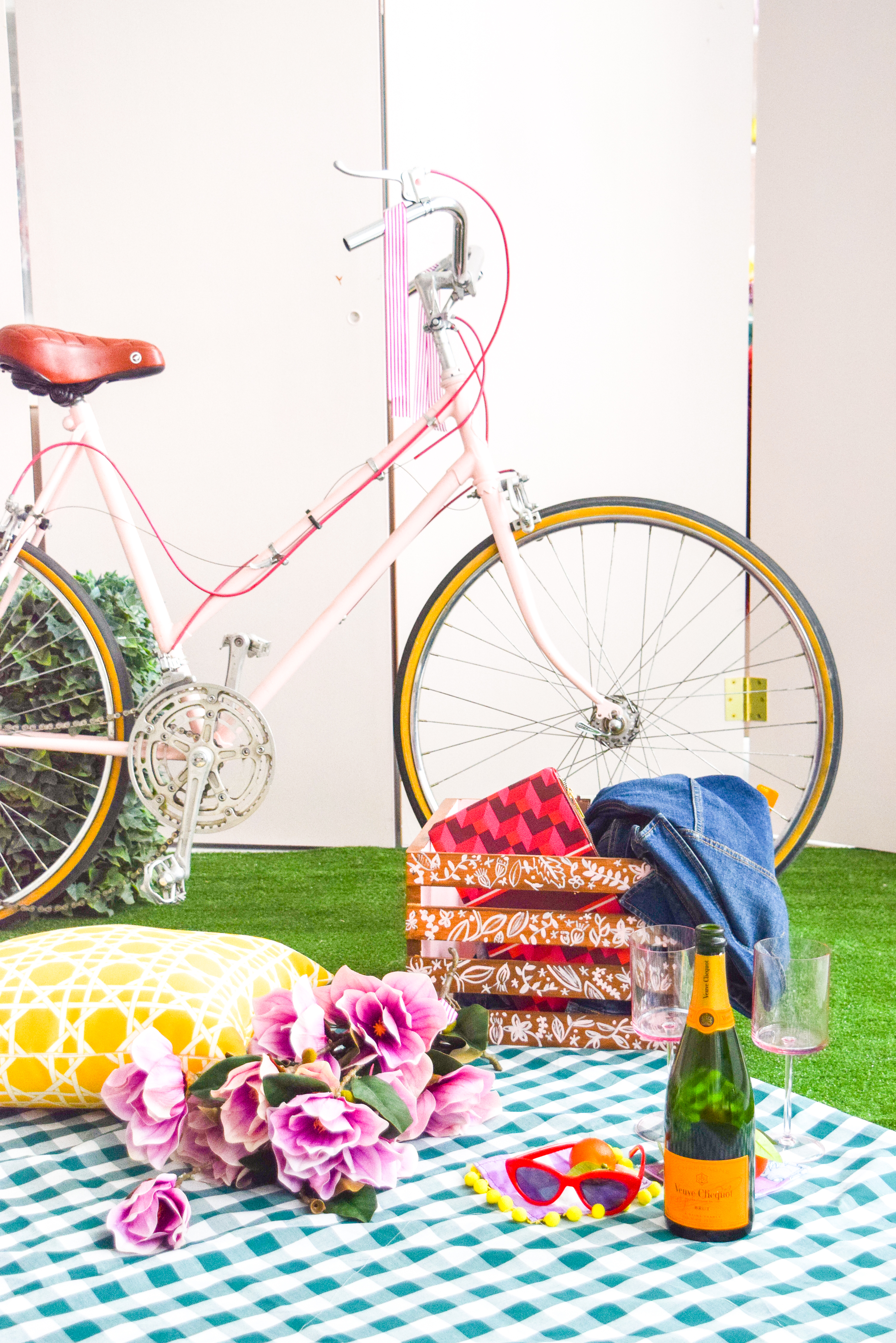 Get your summer bike situation sorted with this DIY Bike Picnic Crate. I transformed a wooden crate using some wood stain, paint and old belts! You can do the same too, just come grab the deets.