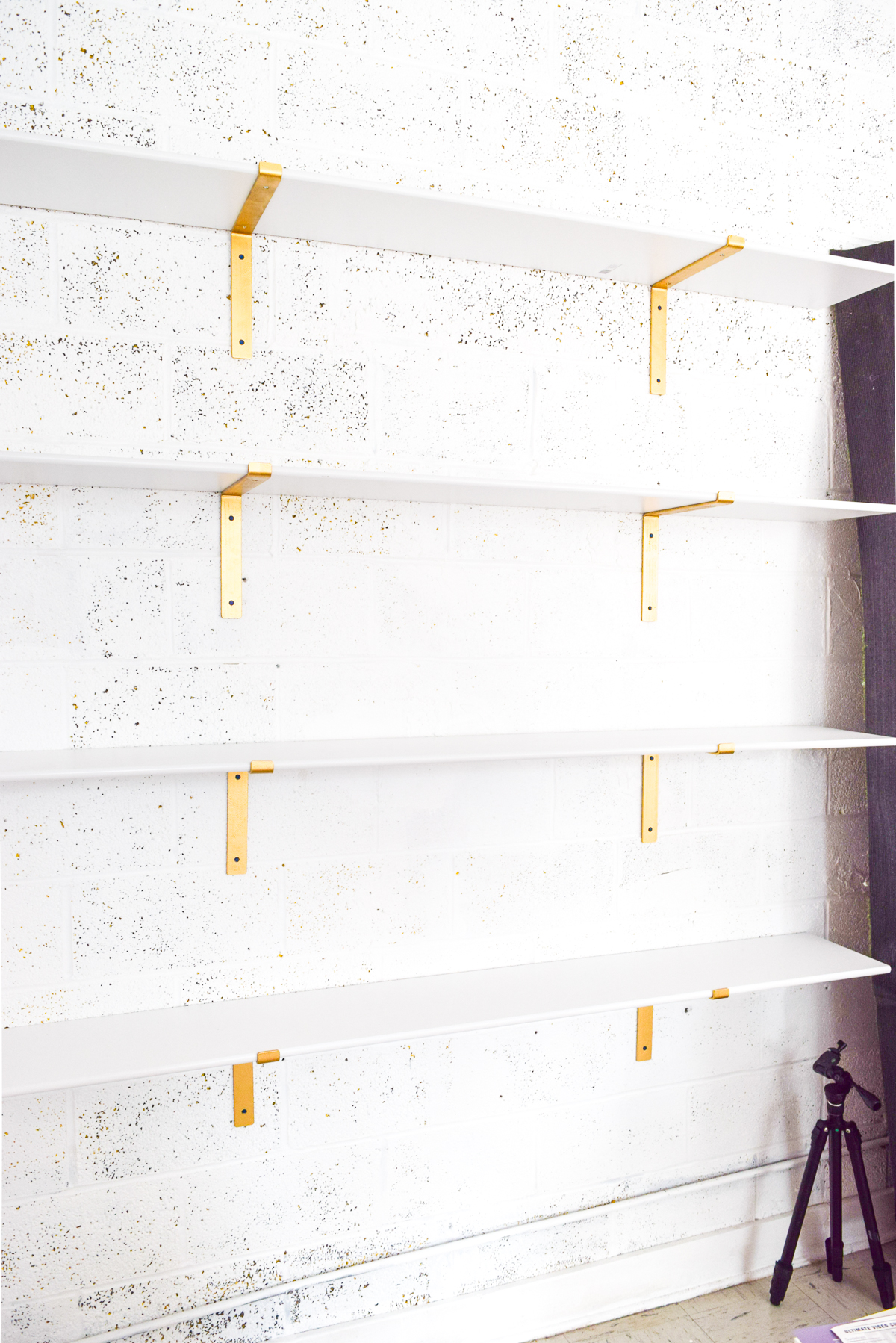 Who would have thought that gold shelf brackets would have kicked-off a pink & gold office revamp? Full of bright colours, gold, playful touches and accessories from women owned stores, what's not to love? open shelving with old brackets