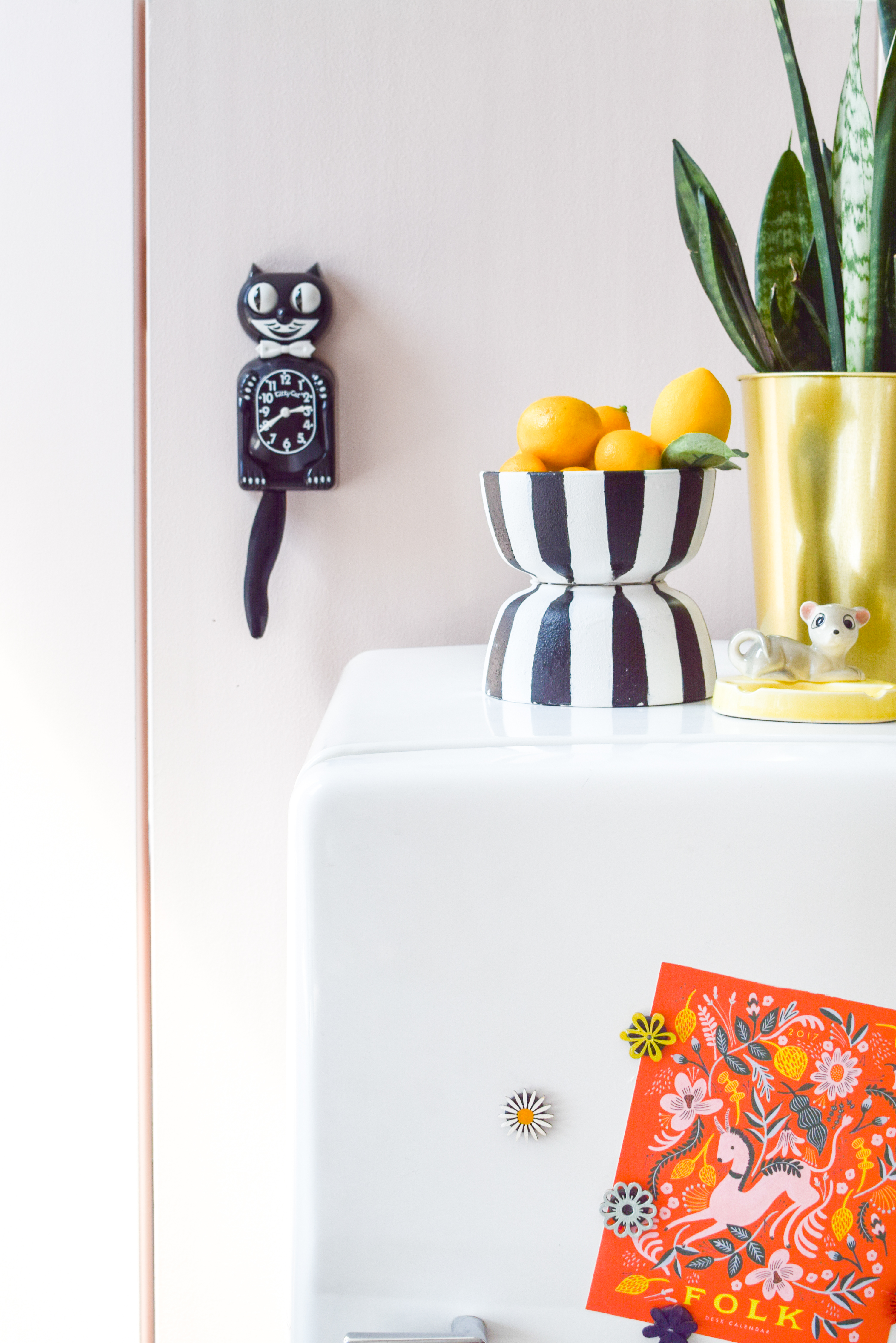 Easy DIY fridge magnets are all you need to bring some life to your fridge, and bring out the colours in your kitchen! Mix & match for perfect colours