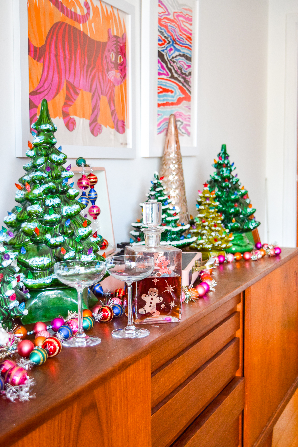Christmas tree O' Christmas tree! I love me some retro Christmas decor. And if you do too, you'll love my ceramic Christmas tree sideboard display. #ceramictree #retrochristmas 