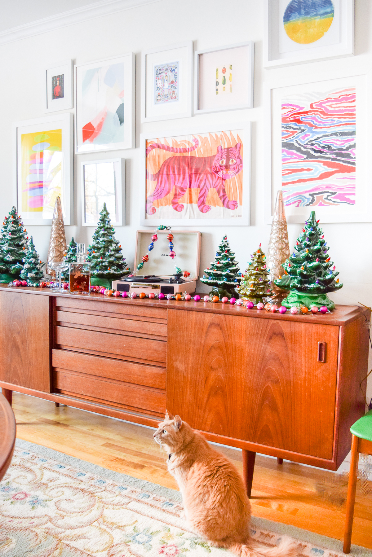 Christmas tree O' Christmas tree! I love me some retro Christmas decor. And if you do too, you'll love my ceramic Christmas tree sideboard display. #ceramictree #retrochristmas 