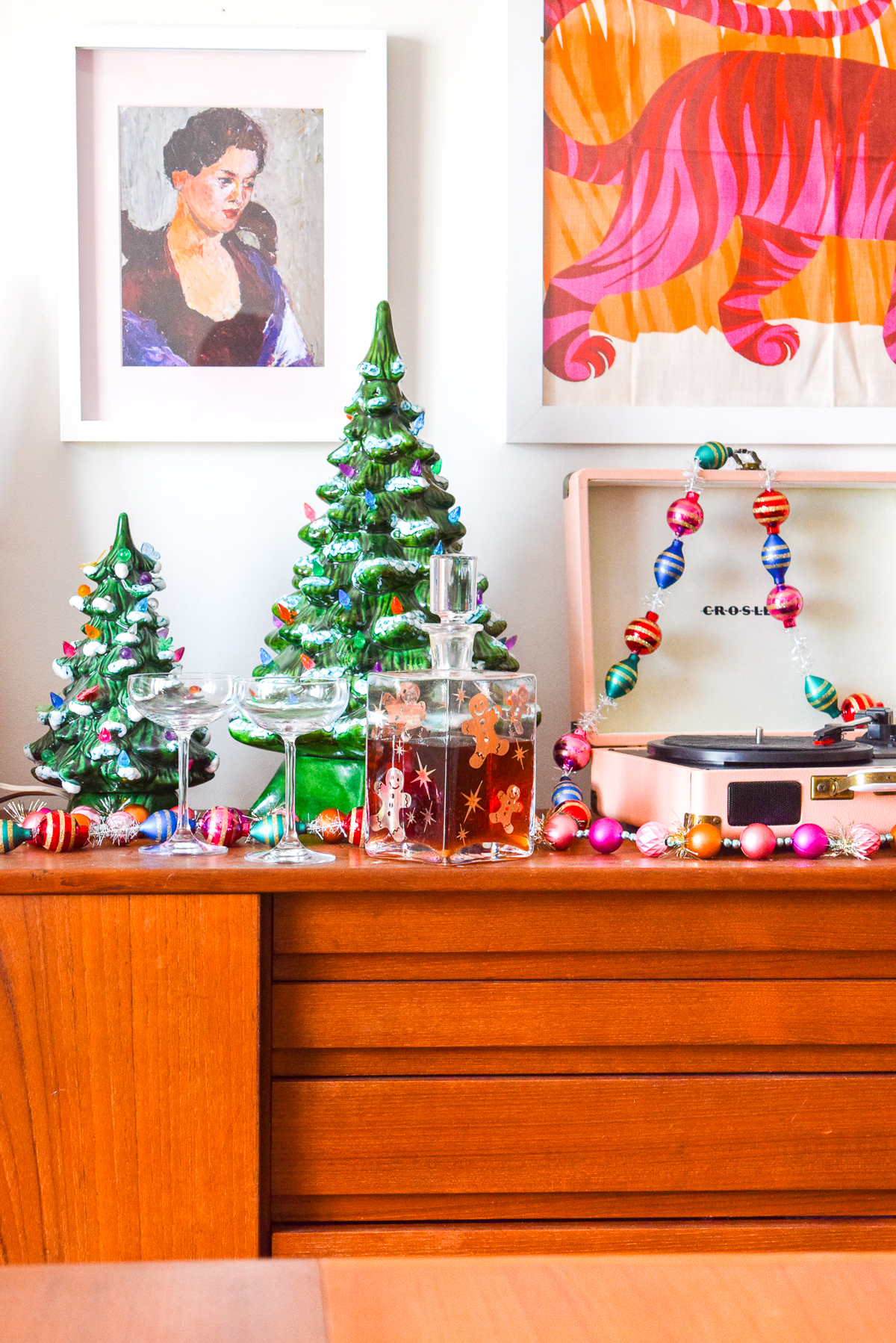 Christmas tree O' Christmas tree! I love me some retro Christmas decor. And if you do too, you'll love my ceramic Christmas tree sideboard display. #ceramictree #retrochristmas 