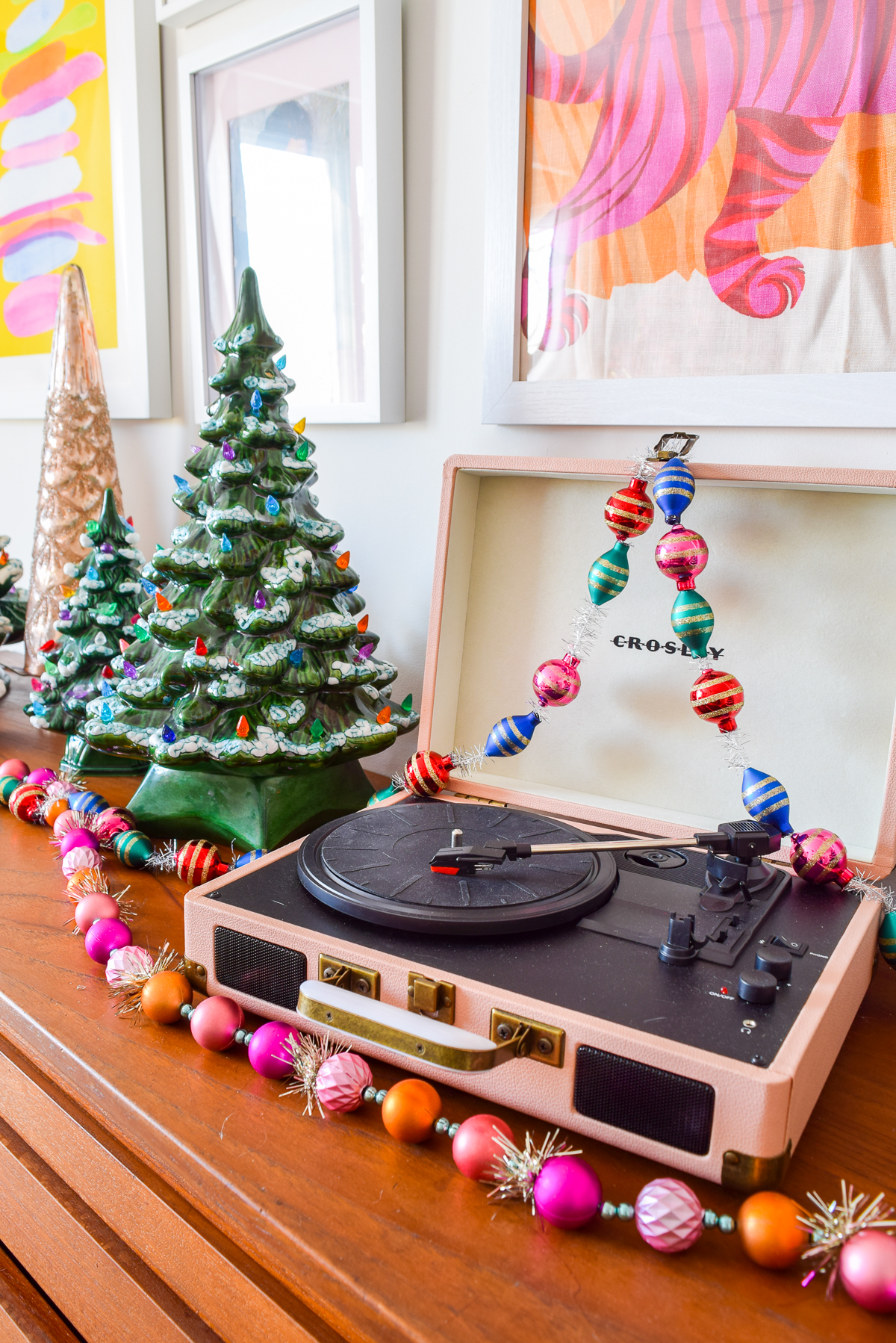 Christmas tree O' Christmas tree! I love me some retro Christmas decor. And if you do too, you'll love my ceramic Christmas tree sideboard display. #ceramictree #retrochristmas 