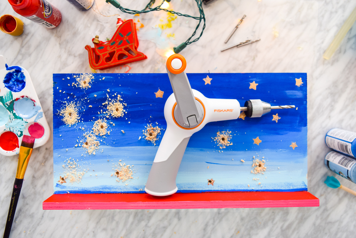 Bring some playful retro vibes into your Christmas decor with a DIY retro Santa marquee sign. With the Fiskars Precision hand drill you can create a custom sign in no time! #retro #marqueesign #christmasdecor