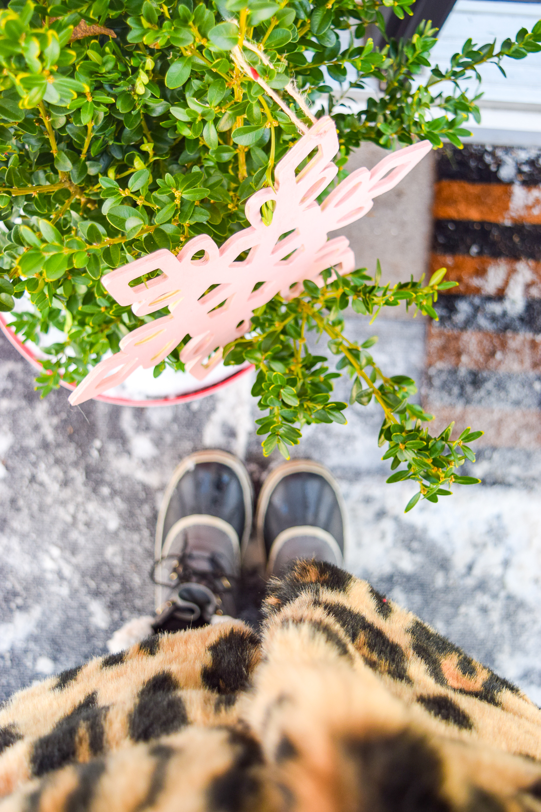 Give your home a classic & colourful holiday porch makeover with the help of Behr paint! Who doesn't need a sexy new black door, and colourful window baskets.