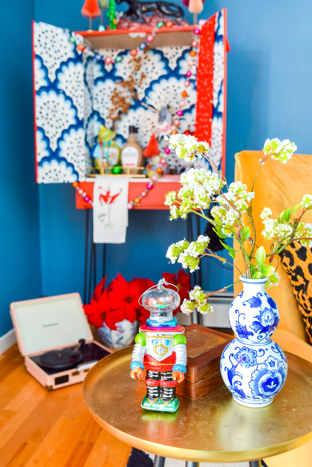 Just in time for the holiday festivities, you can make your own Upcycled MCM Holiday Bar Cabinet! Using hairpin legs from Crates & Pallet, turn any cupboard into a swank bar cabinet.