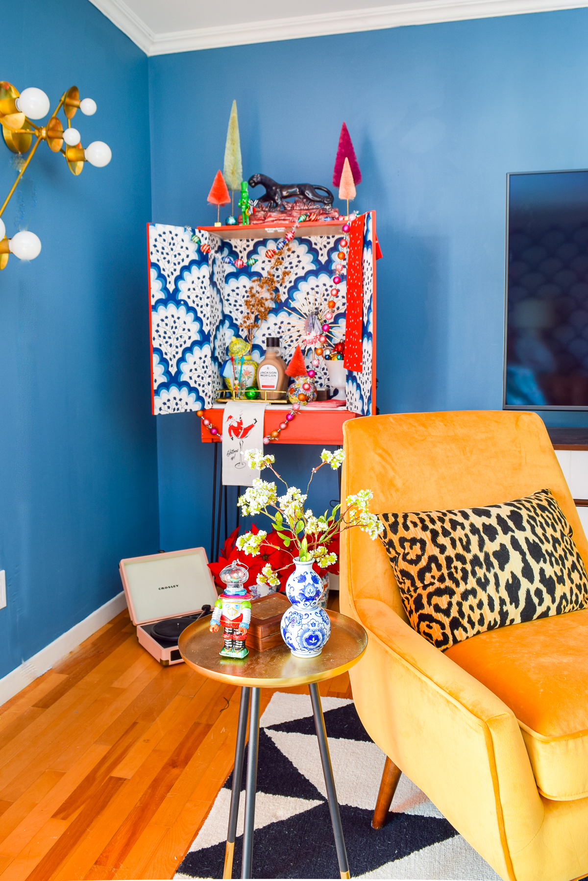 Just in time for the holiday festivities, you can make your own Upcycled MCM Holiday Bar Cabinet! Using hairpin legs from Crates & Pallet, turn any cupboard into a swank bar cabinet.