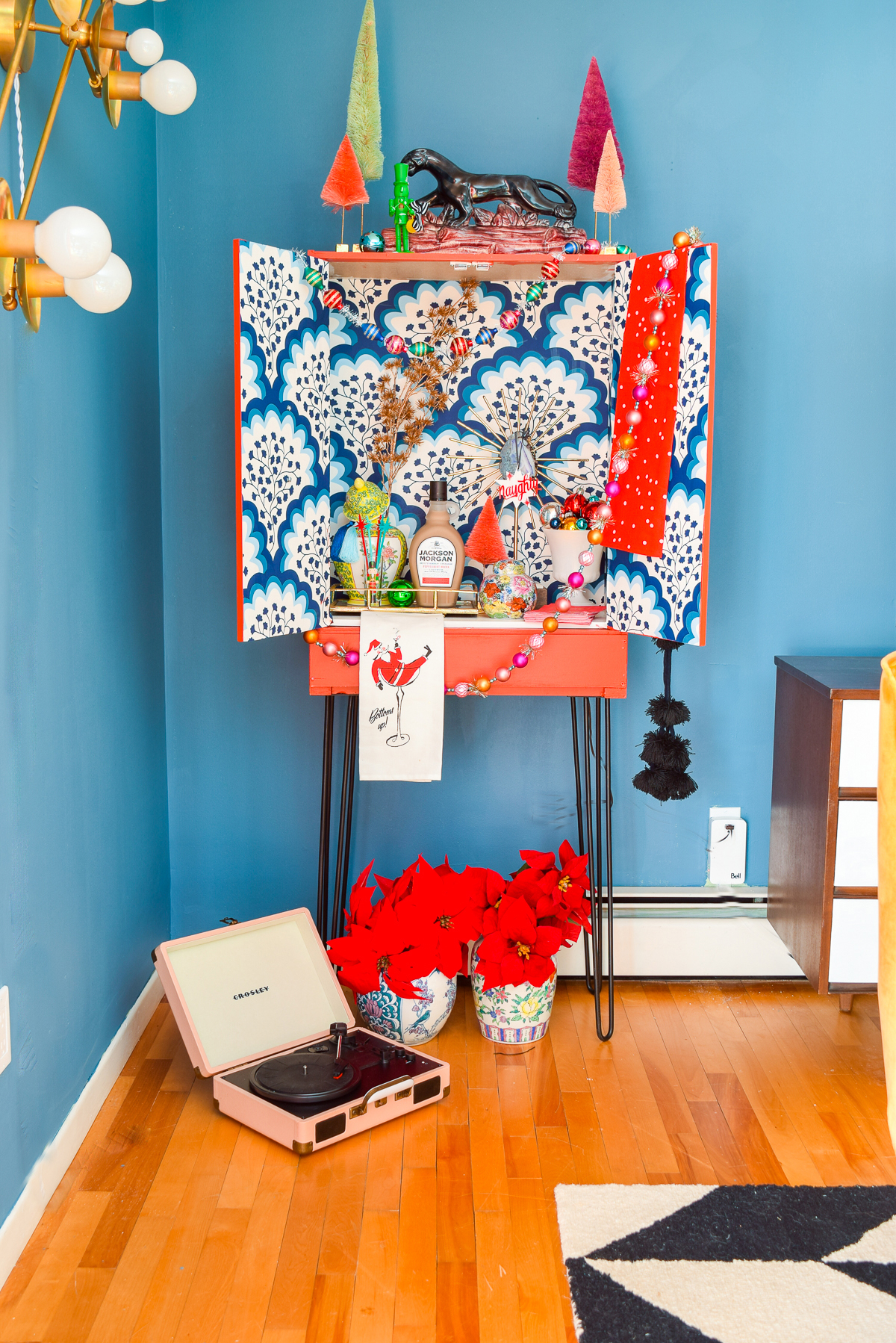 Just in time for the holiday festivities, you can make your own Upcycled MCM Holiday Bar Cabinet! Using hairpin legs from Crates & Pallet, turn any cupboard into a swank bar cabinet.