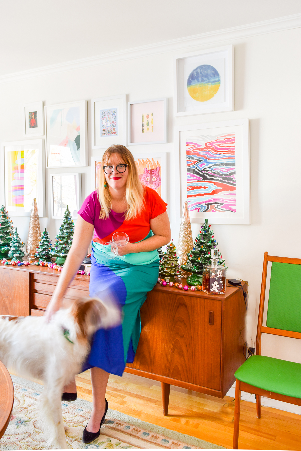 Christmas tree O' Christmas tree! I love me some retro Christmas decor. And if you do too, you'll love my ceramic Christmas tree sideboard display. #ceramictree #retrochristmas 