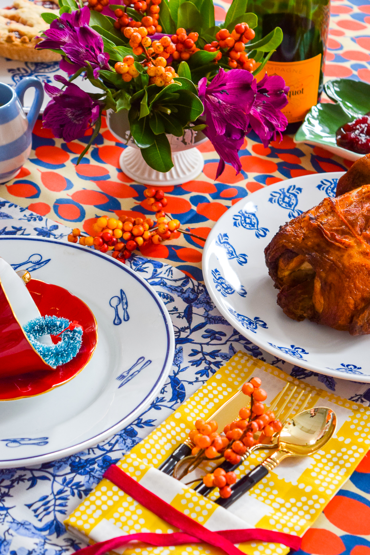 3 Bold Thanksgiving Place Setting Ideas to give you ALL the Thanksgiving & Christmas inspiration. Mix and match your existing china patterns, with fun and whimsical linens to create something fun and fresh! #thanksgiving #placesetting #tablescape