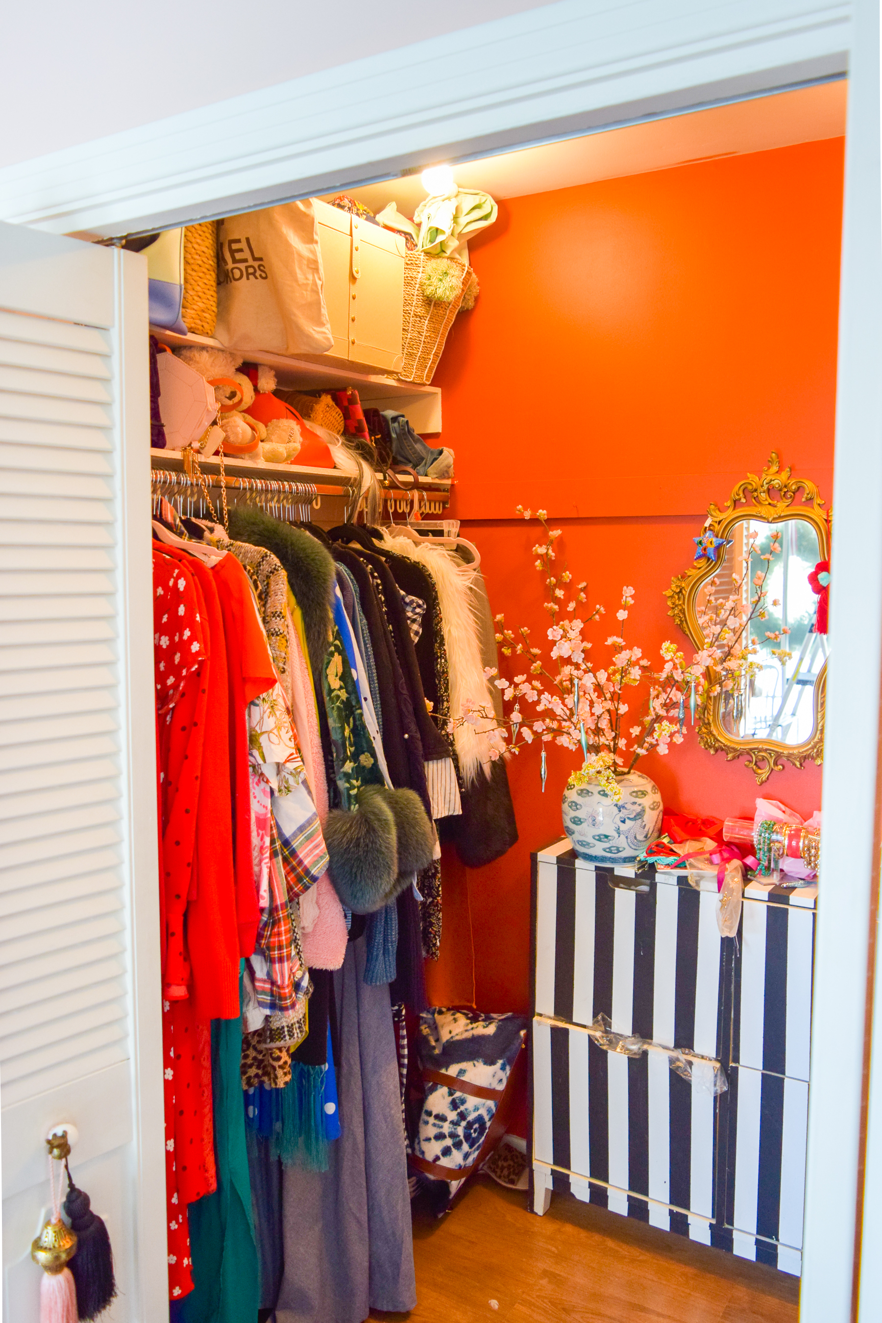 A Floral Glam Master Closet is something we all need, especially when it comes with gold shelf brackets from Crates & Pallet that look oh-so-chic.