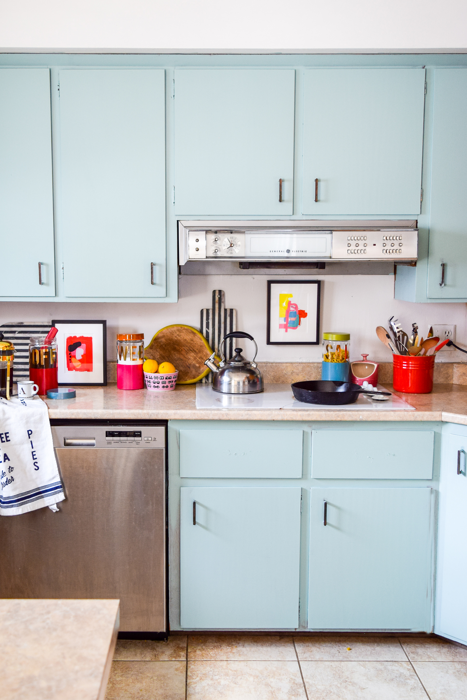 DIY colour blocked kitchen canisters are the Kate Spade Inspired kitchen must-have! And the best part? You can DIY them easily! 