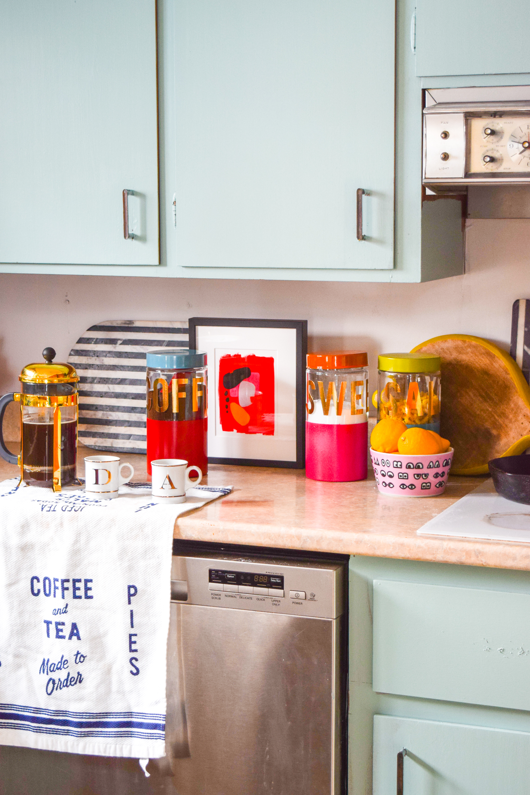 DIY colour blocked kitchen canisters are the Kate Spade Inspired kitchen must-have! And the best part? You can DIY them easily! 