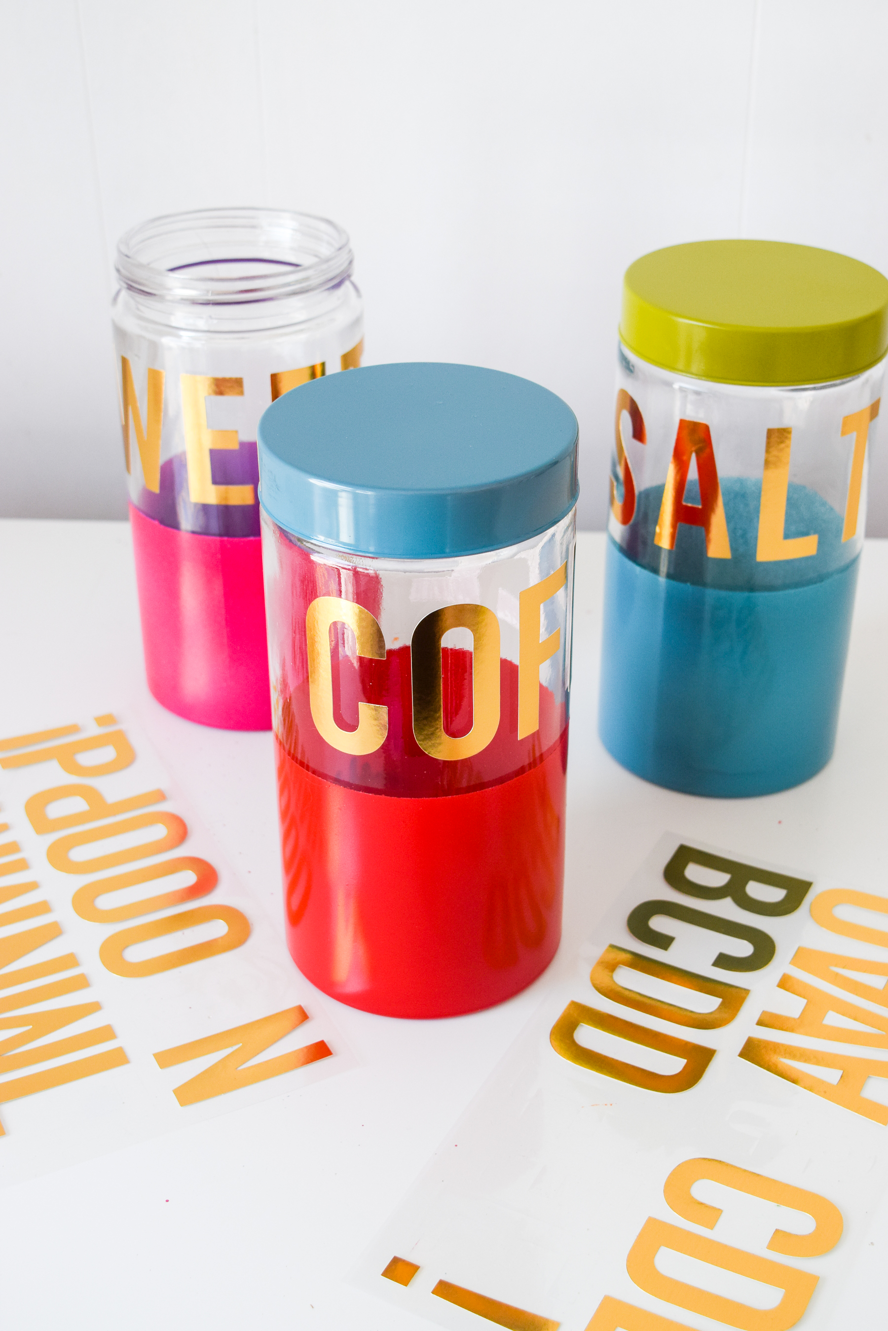 DIY colour blocked kitchen canisters are the Kate Spade Inspired kitchen must-have! And the best part? You can DIY them easily! 