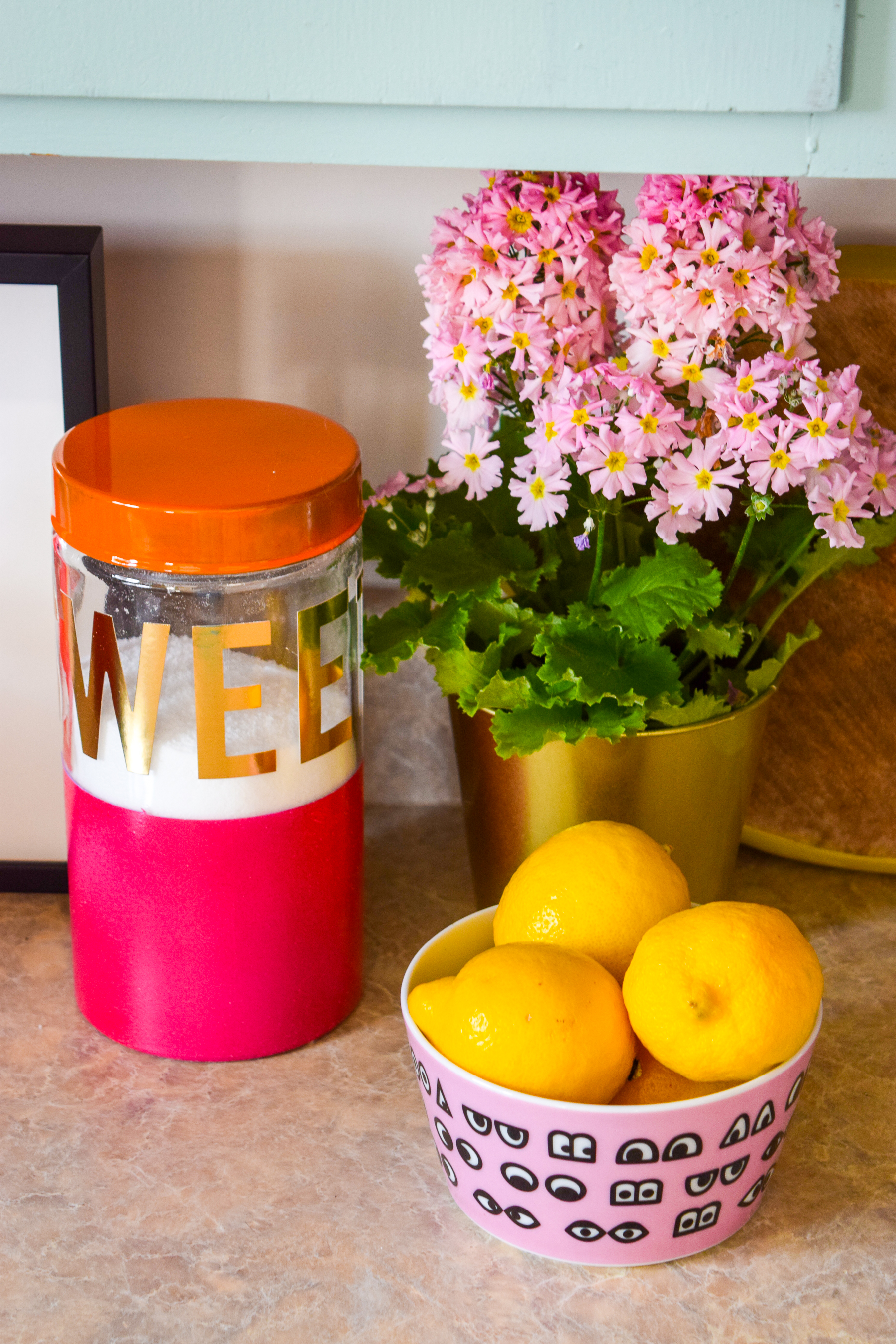 DIY colour blocked kitchen canisters are the Kate Spade Inspired kitchen must-have! And the best part? You can DIY them easily! 