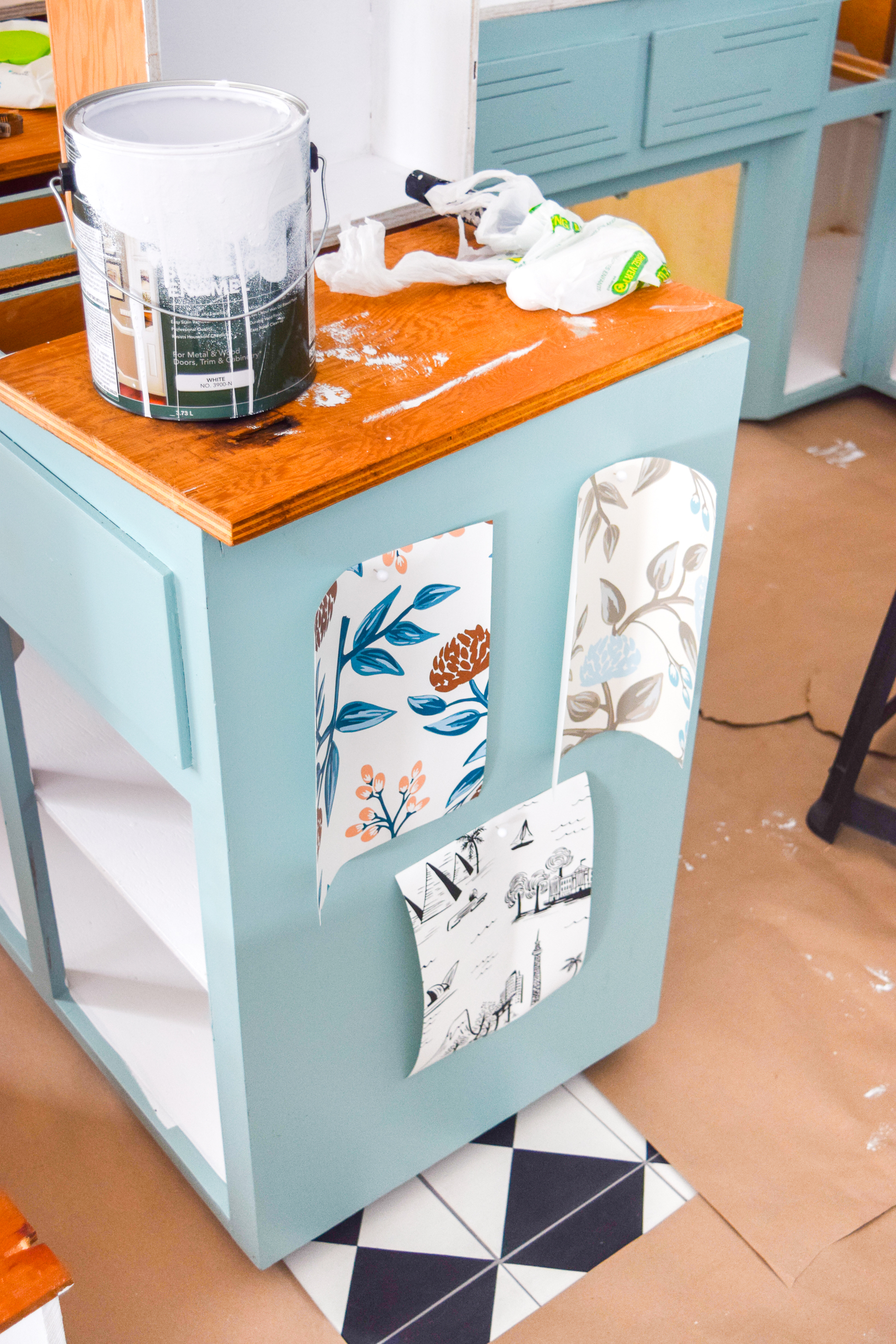 how to paint your plywood kitchen cabinets: first of all, do you even? Yes, paint them, and use the right paint formula and tools! Retro Kitchen can be cute again.