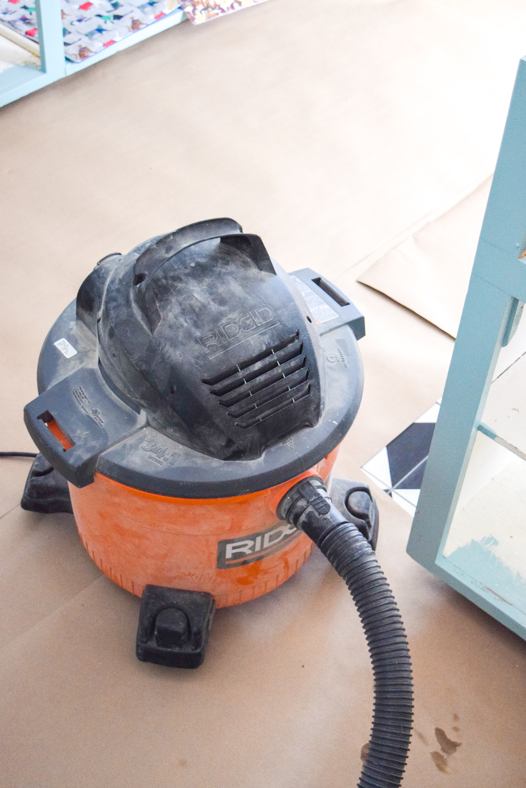 how to paint your plywood kitchen cabinets: first of all, do you even? Yes, paint them, and use the right paint formula and tools! Retro Kitchen can be cute again.