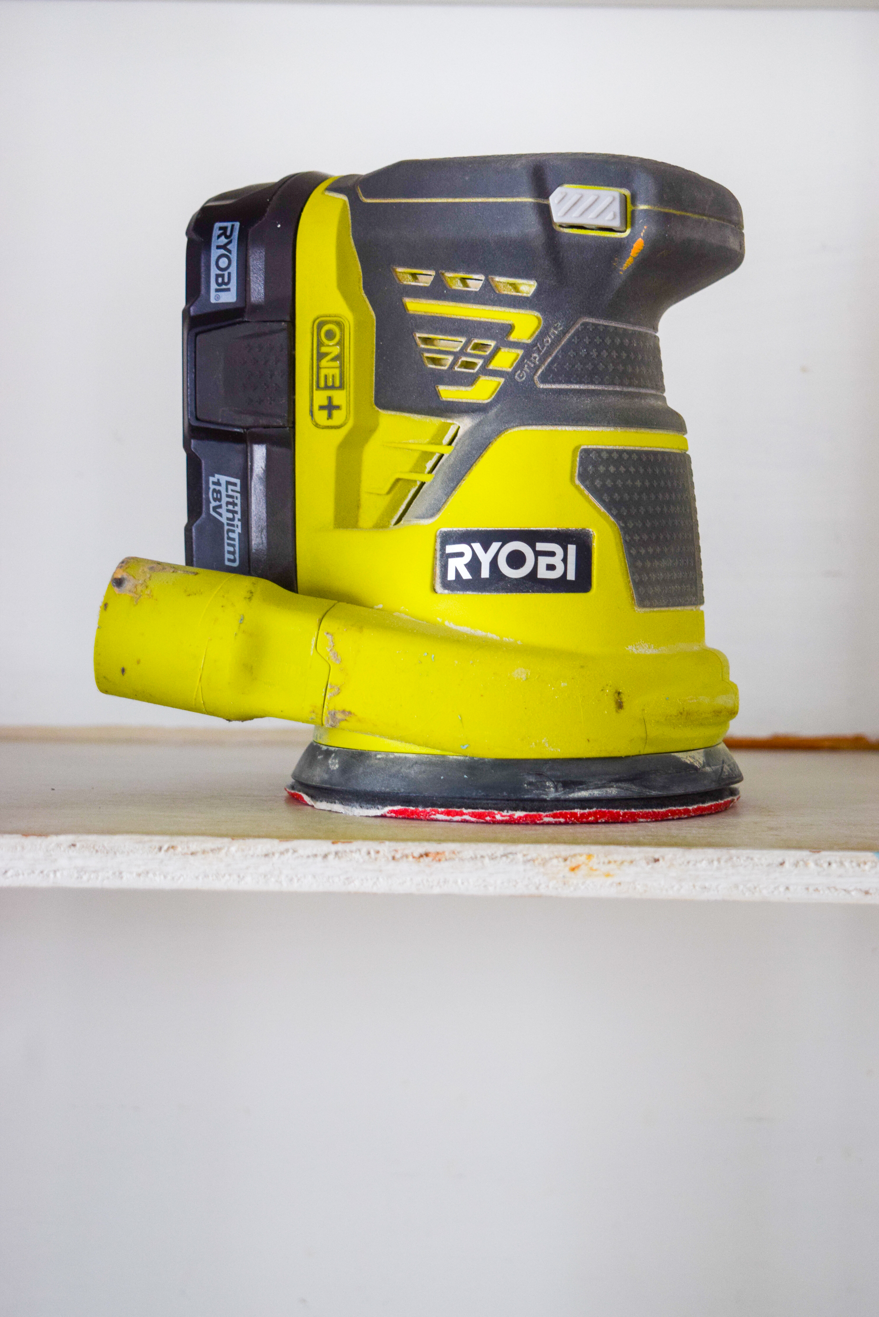 how to paint your plywood kitchen cabinets: first of all, do you even? Yes, paint them, and use the right paint formula and tools! Retro Kitchen can be cute again.