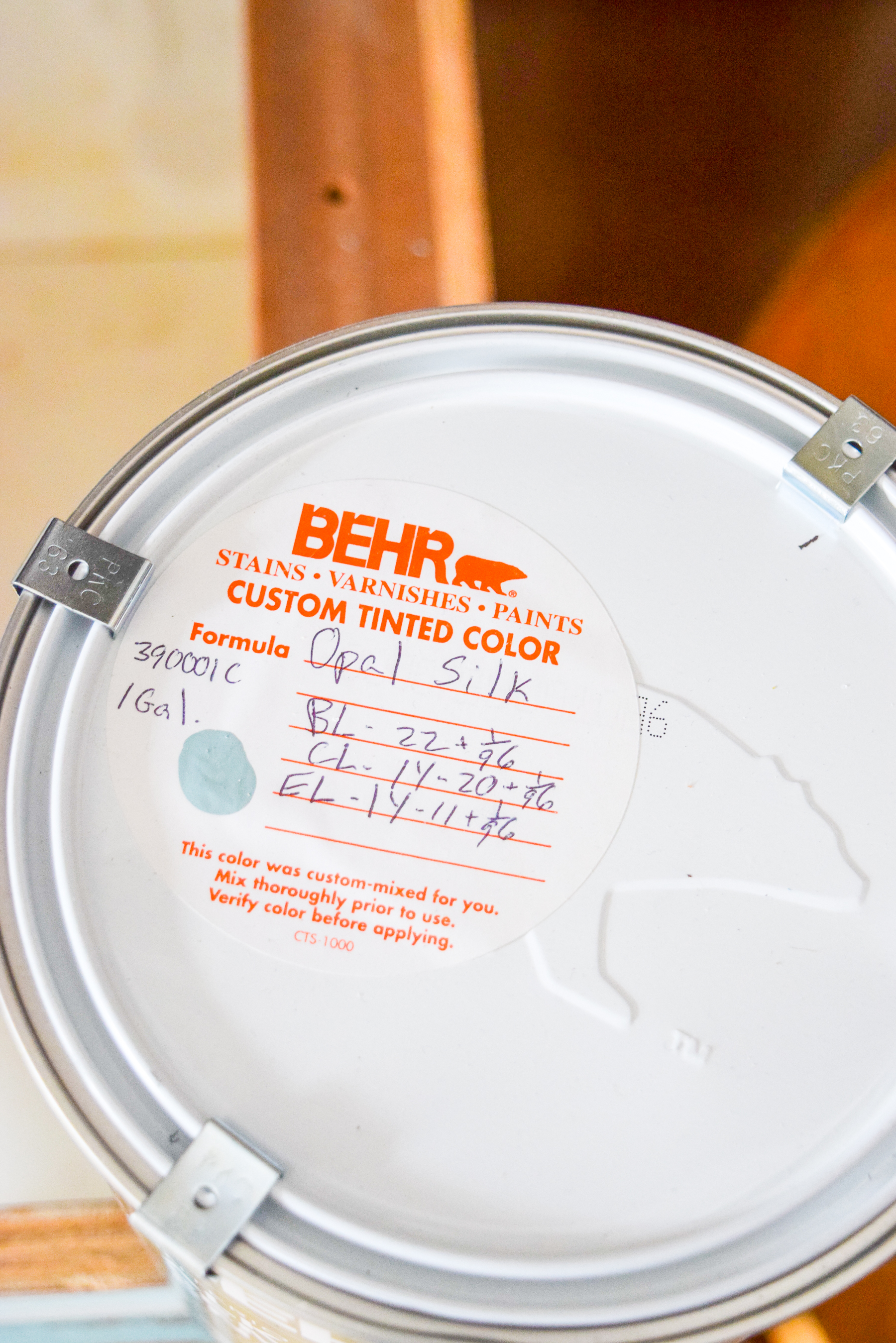 how to paint your plywood kitchen cabinets: first of all, do you even? Yes, paint them, and use the right paint formula and tools! Retro Kitchen can be cute again.