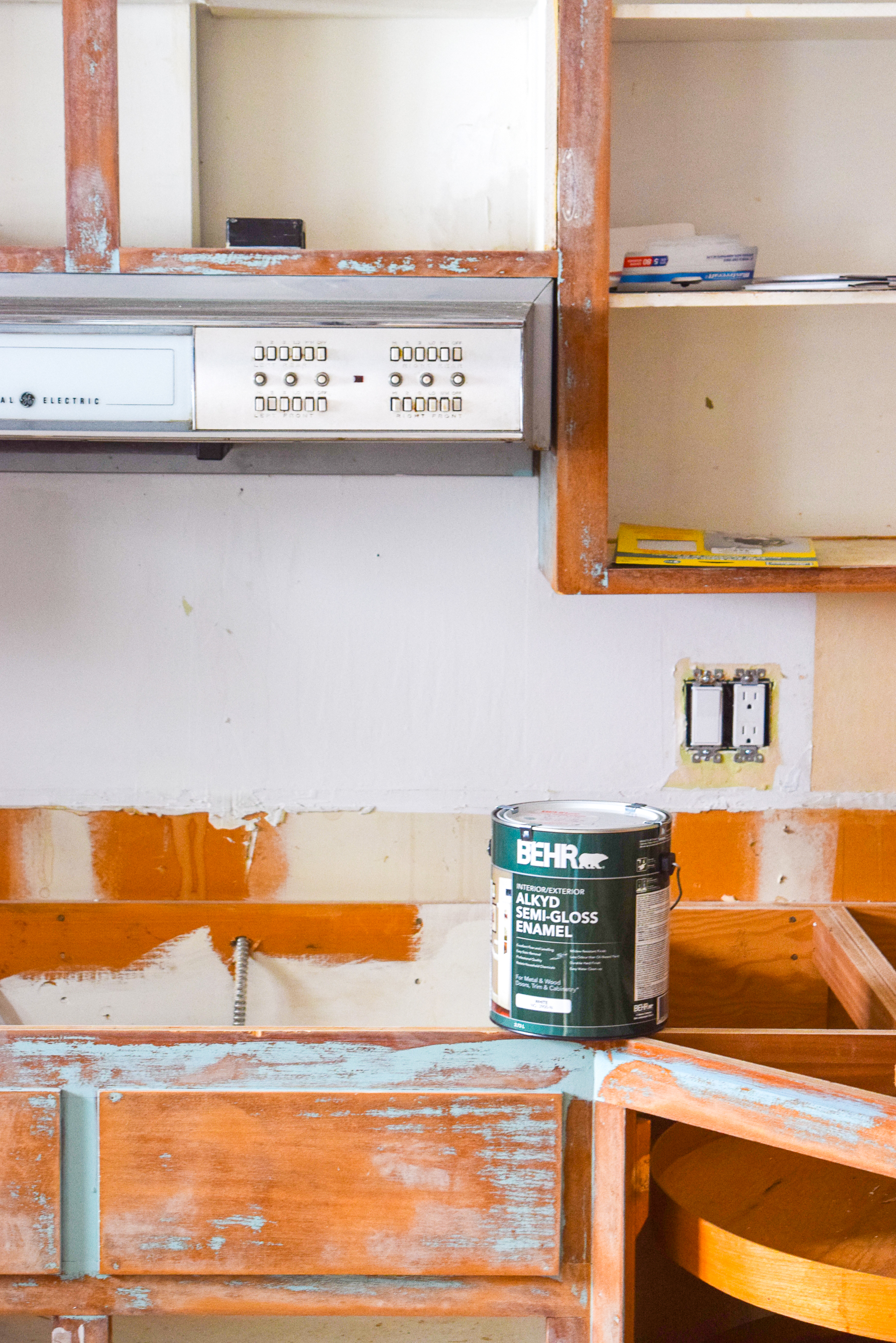 how to paint your plywood kitchen cabinets: first of all, do you even? Yes, paint them, and use the right paint formula and tools! Retro Kitchen can be cute again.