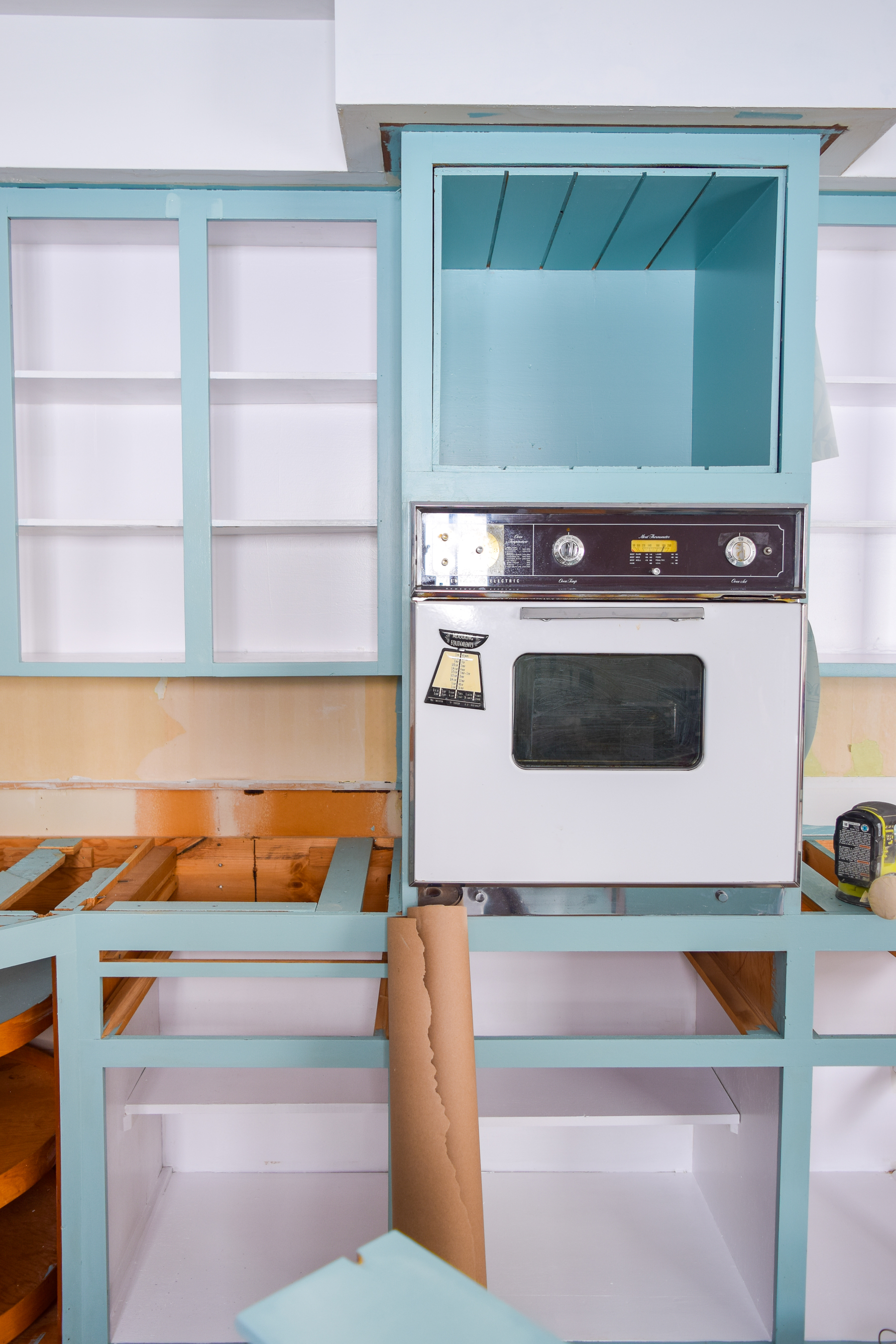 how to paint your plywood kitchen cabinets: first of all, do you even? Yes, paint them, and use the right paint formula and tools! Retro Kitchen can be cute again.