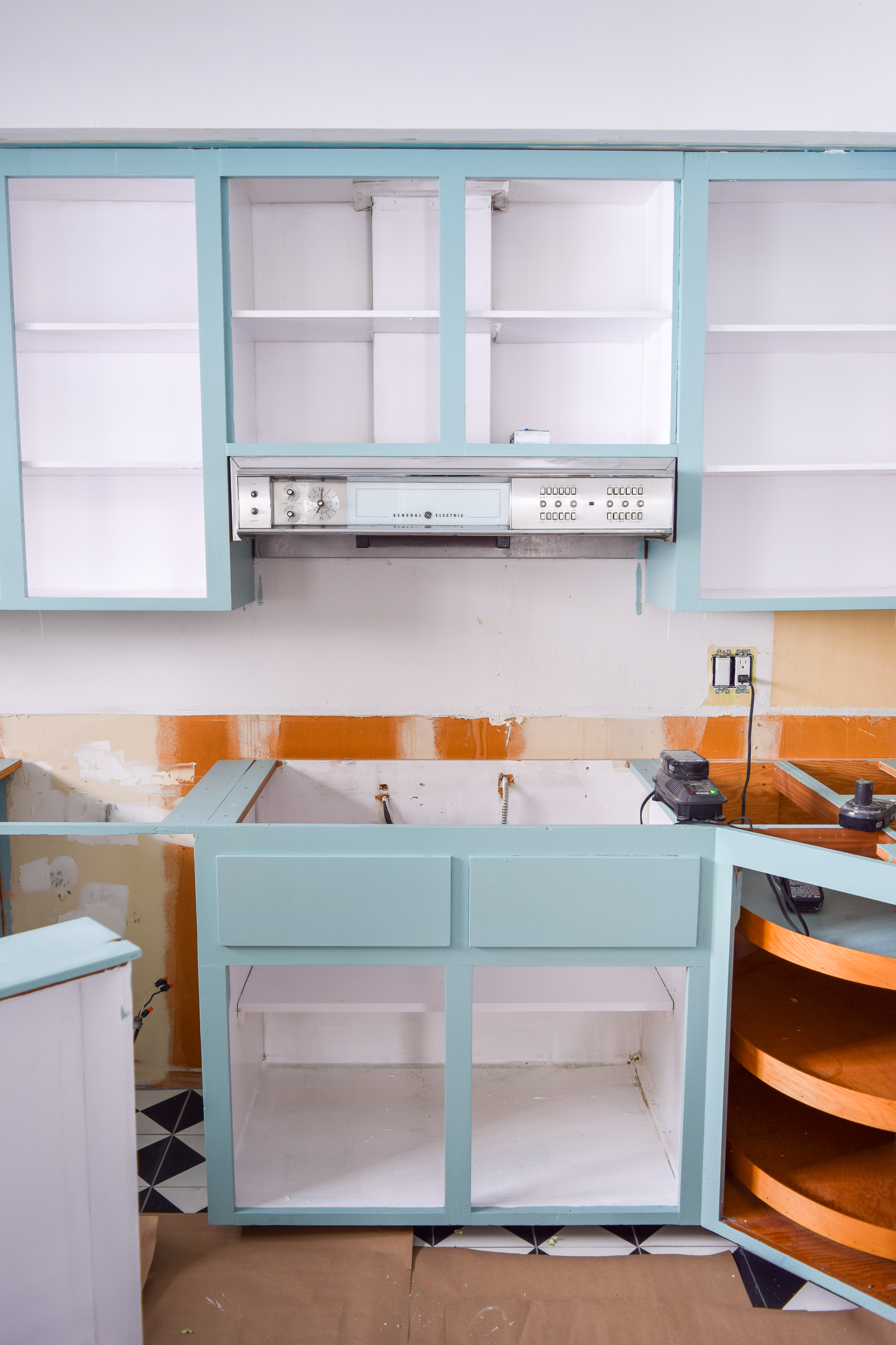 how to paint your plywood kitchen cabinets: first of all, do you even? Yes, paint them, and use the right paint formula and tools! Retro Kitchen can be cute again.