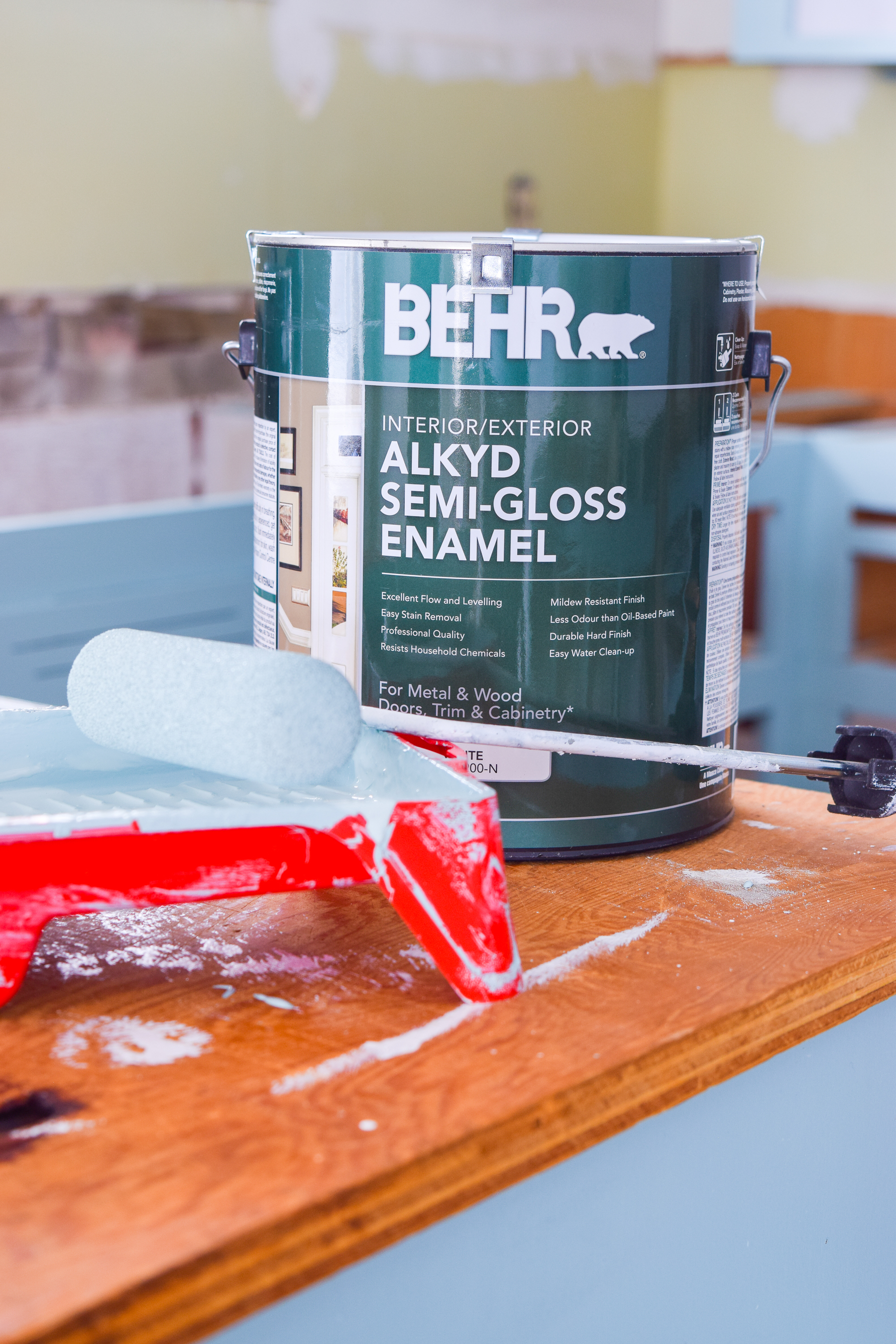 how to paint your plywood kitchen cabinets: first of all, do you even? Yes, paint them, and use the right paint formula and tools! Retro Kitchen can be cute again.