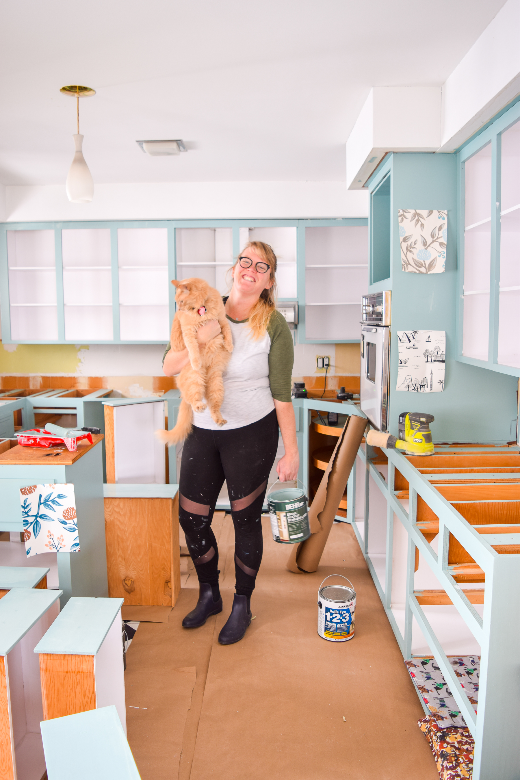 how to paint your plywood kitchen cabinets: first of all, do you even? Yes, paint them, and use the right paint formula and tools! Retro Kitchen can be cute again.