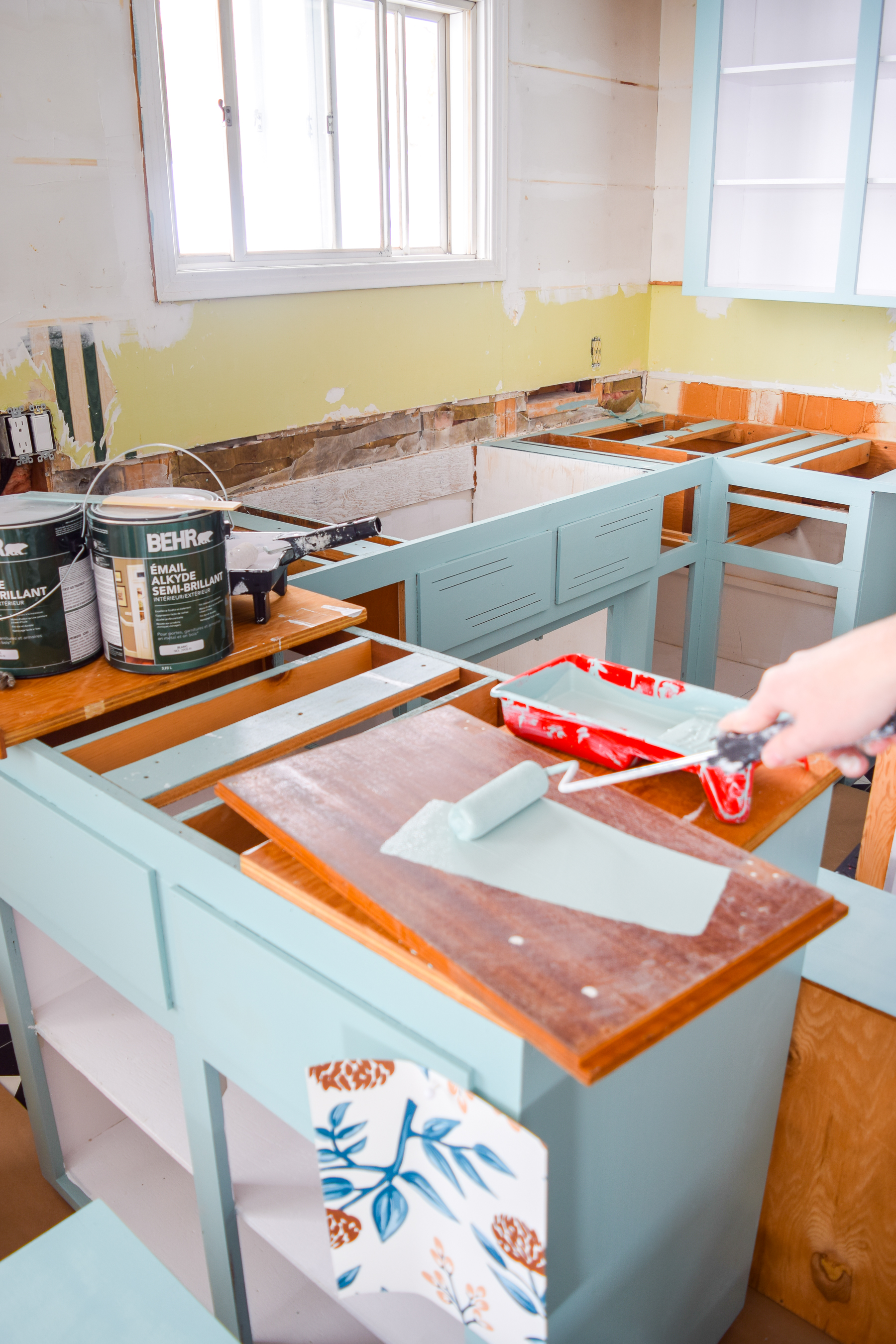 how to paint your plywood kitchen cabinets: first of all, do you even? Yes, paint them, and use the right paint formula and tools! Retro Kitchen can be cute again.