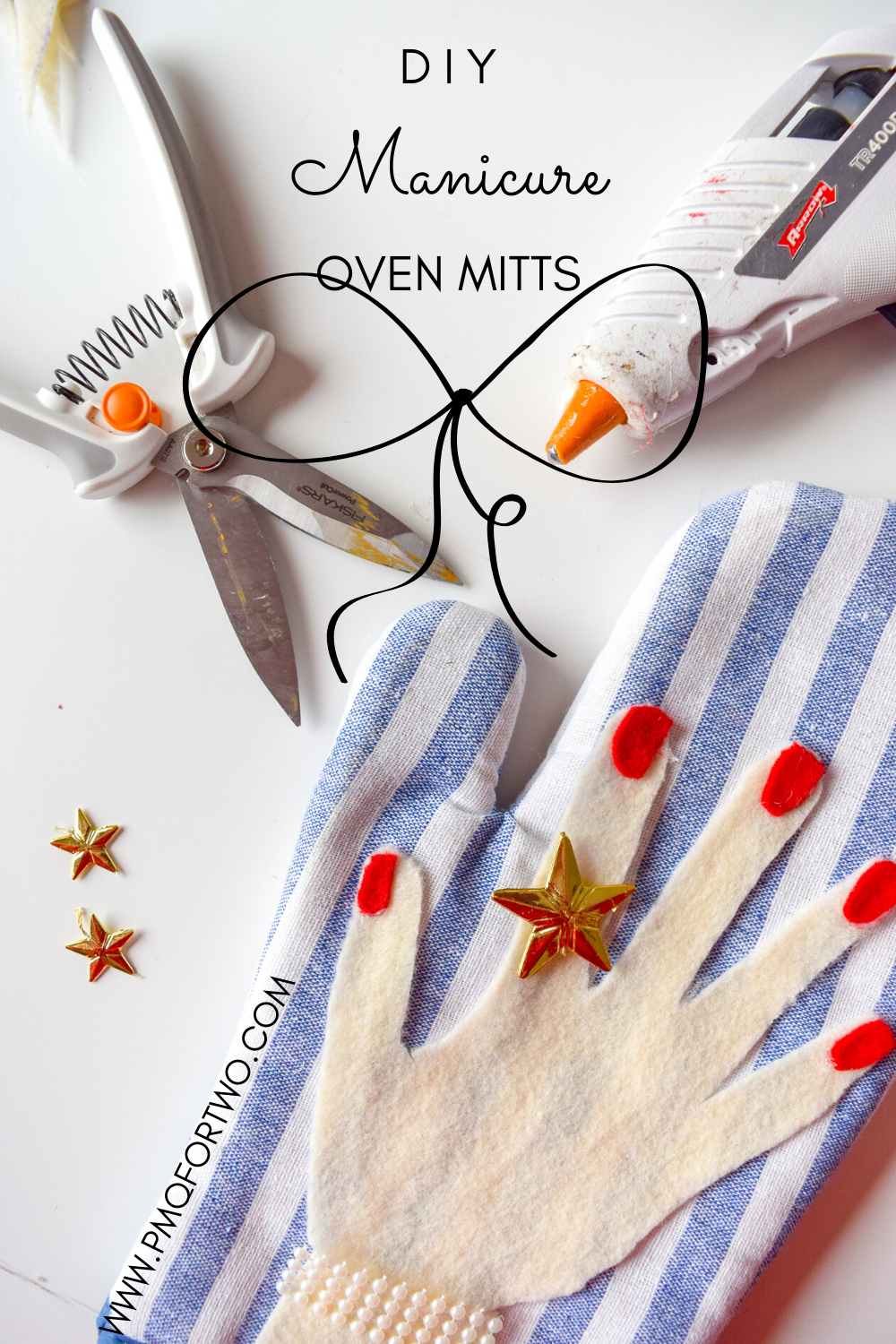 Bring a little razzle dazzle to your kitchen with these glamorous DIY Oven Mitts! They're #extra and all kinds of simple to make. Hop to!