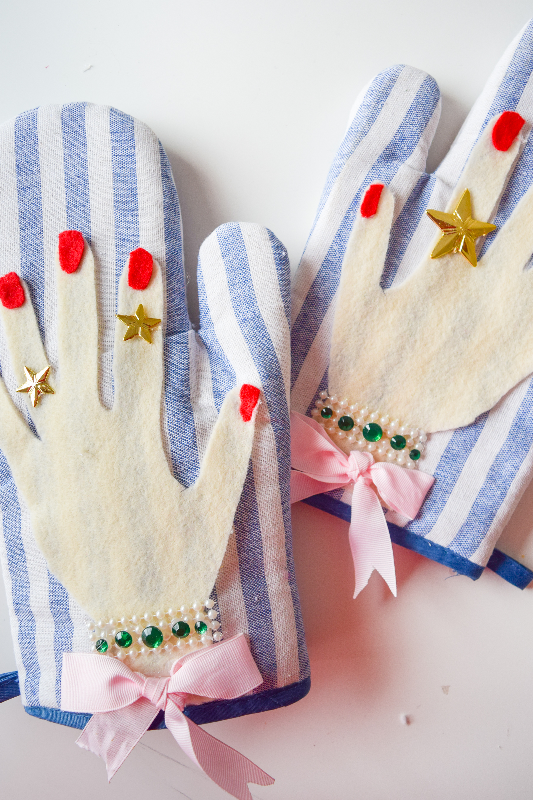 Bring a little razzle dazzle to your kitchen with these glamorous DIY Oven Mitts! They're #extra and all kinds of simple to make. Hop to!